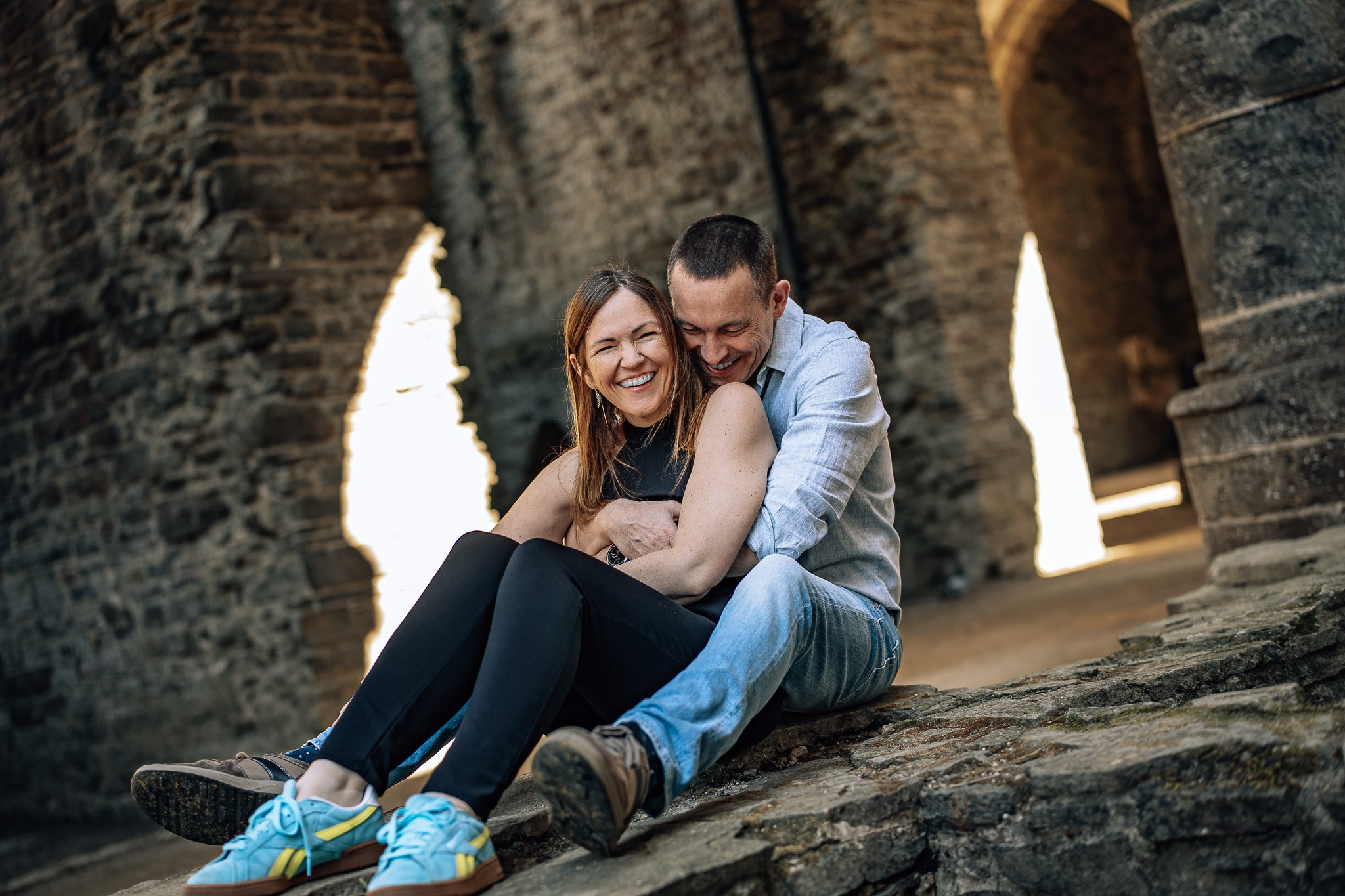 Liefdevolle momenten van Tamara en Gert tijdens hun fotoshoot in de abdijruïnes - Kapture Fotografie