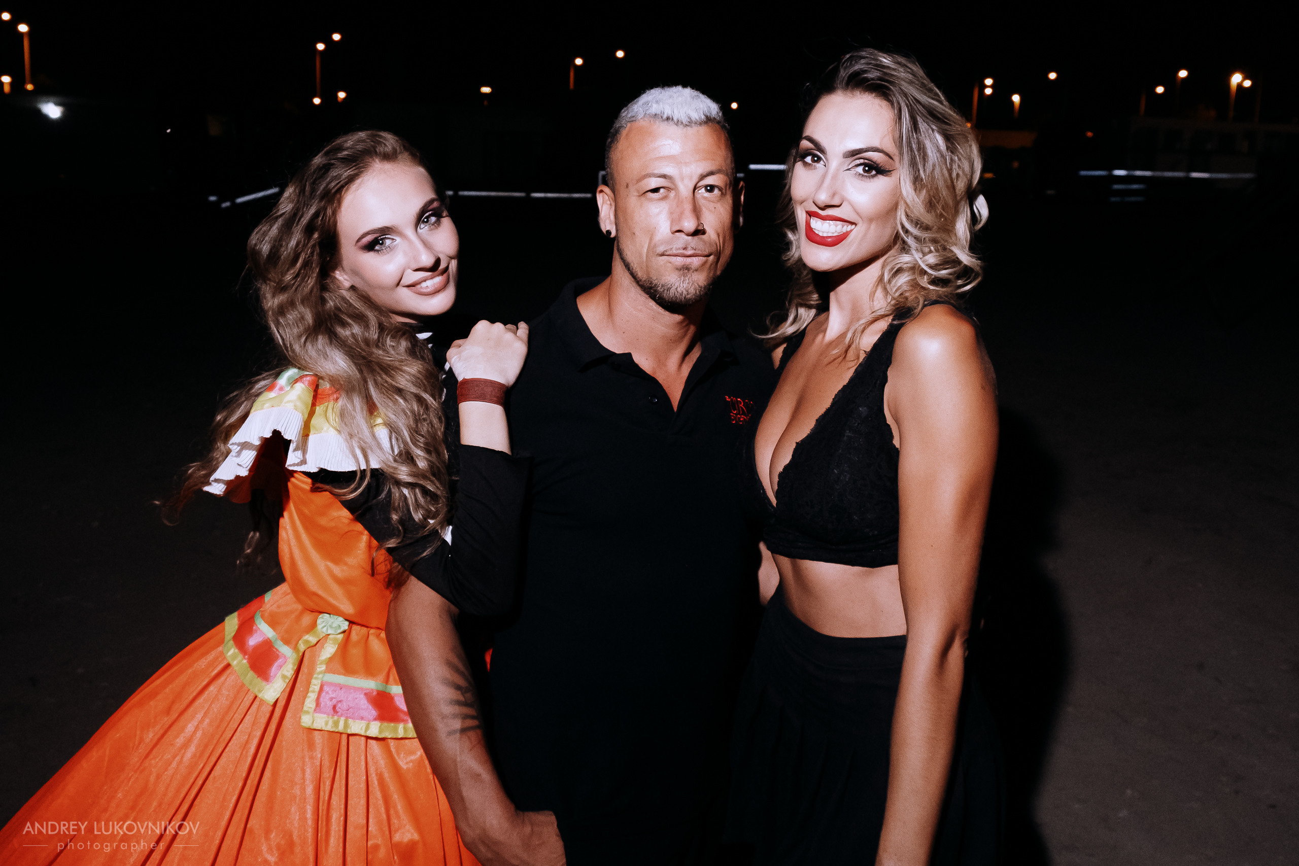 Sesión de fotos entre bastidores en El Circo Encantado: la vida de los artistas tras bambalinas