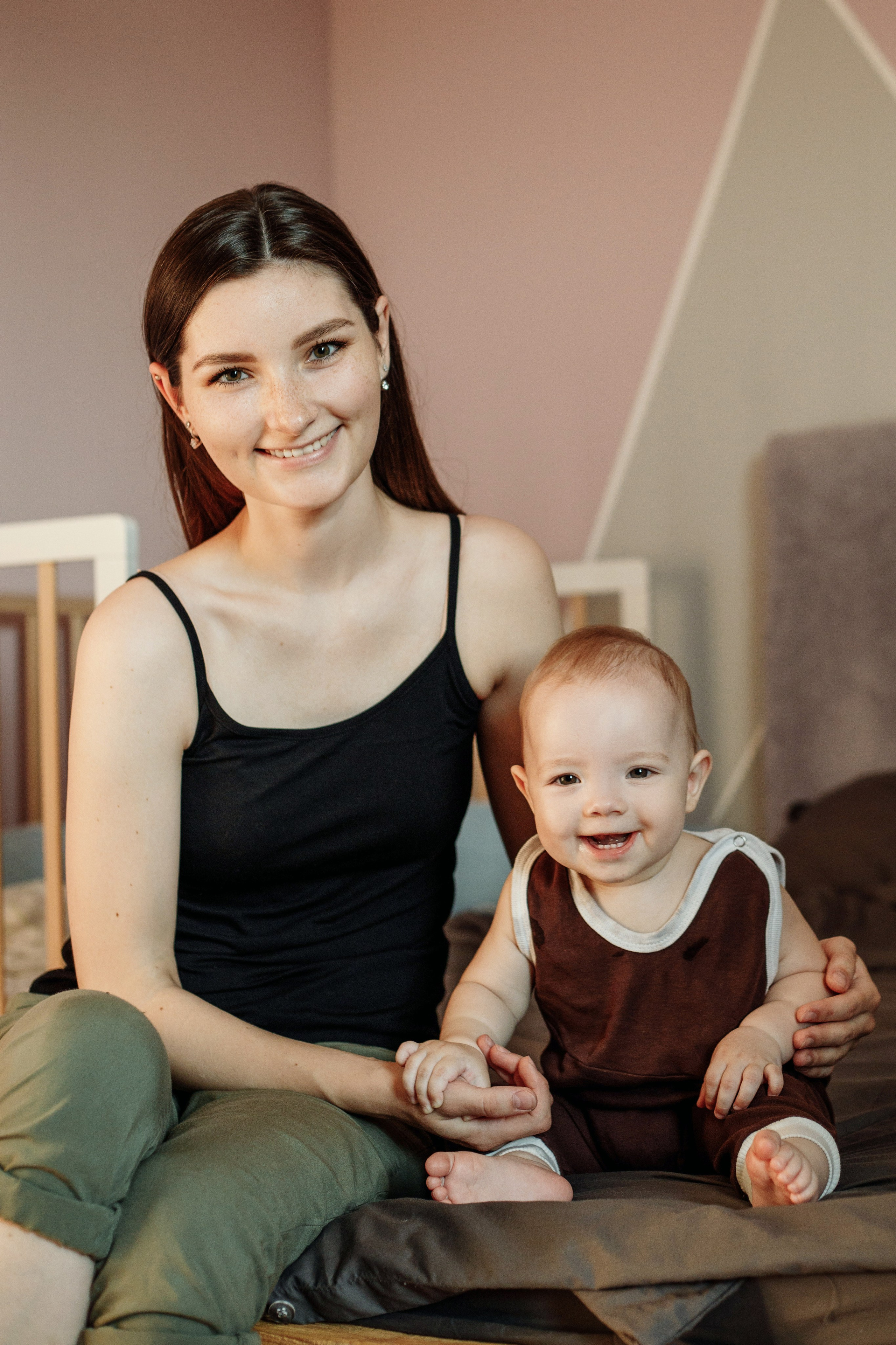 Adorable baby portraits capturing curiosity and first smiles in a natural home setting. Alisa Tant — Family and newborn photographer Bucks County, Montgomery county, Philadelphia, NJ