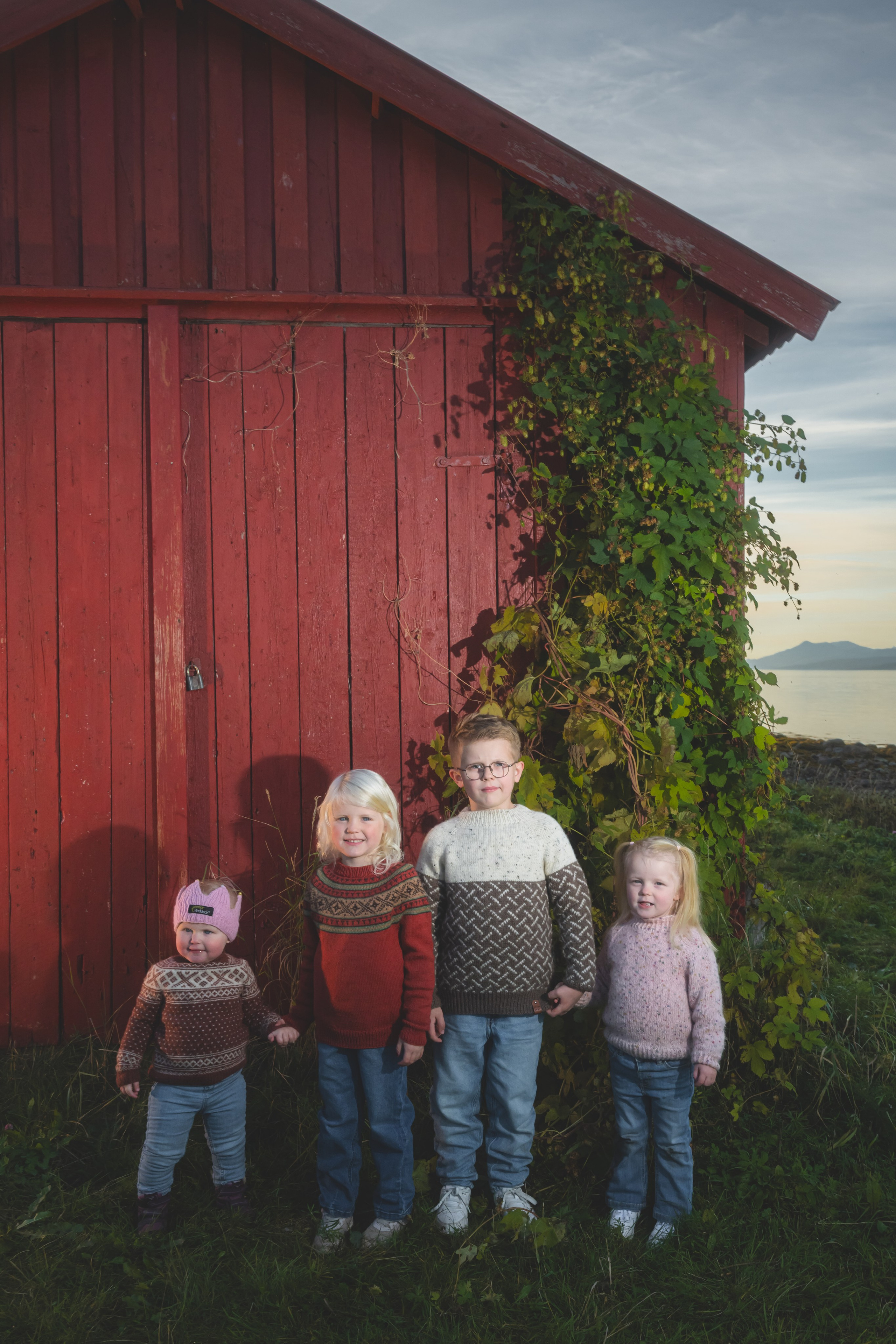Utforsk våre fotopakker for barne‑, familie‑ og konfirmantfotografering – tilgjengelig både utendørs og i studio i Narvik. Familiefotograf i Narvik kommune