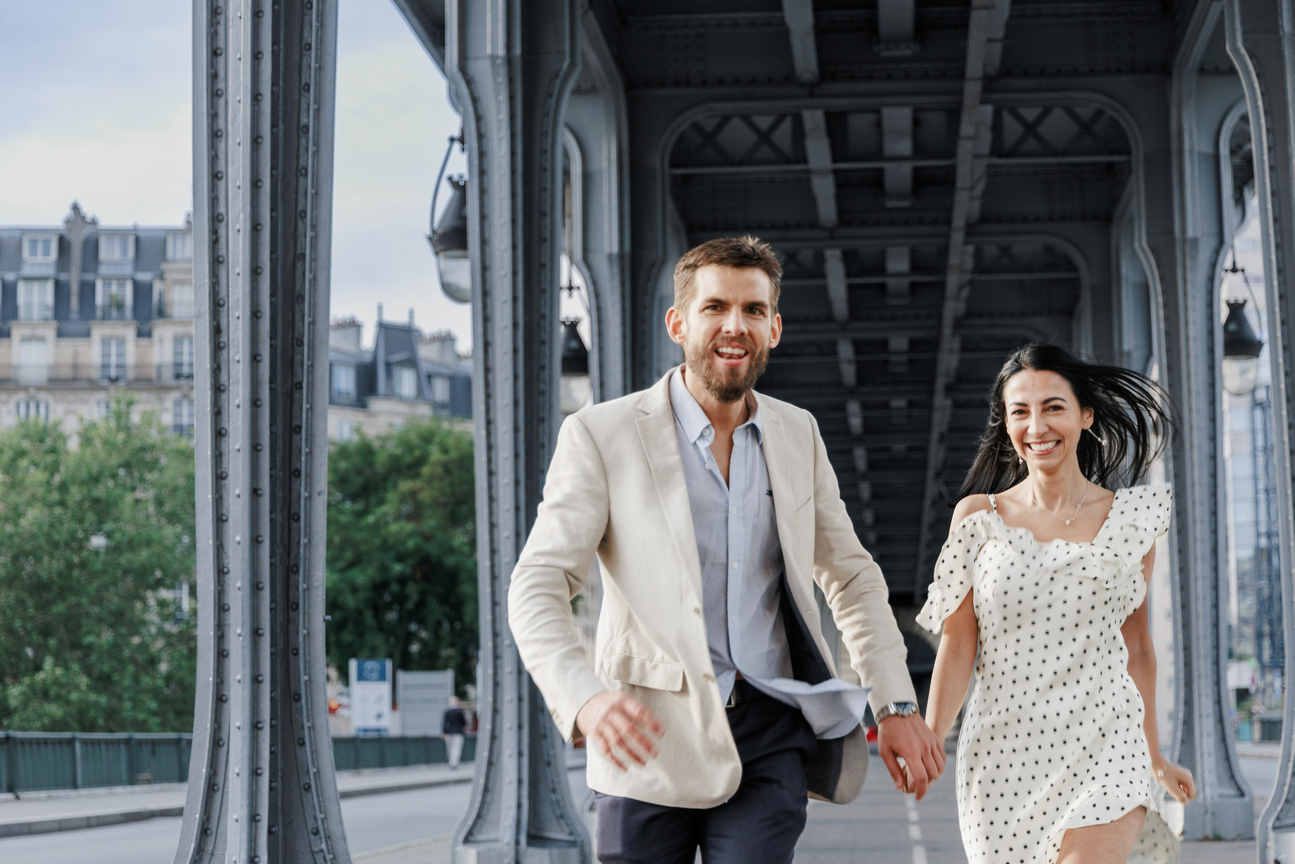 Bir-Hakeim Bridge in Paris — The Iconic Location for Luxury Proposal & Elopement Photography. Photographe à Paris
