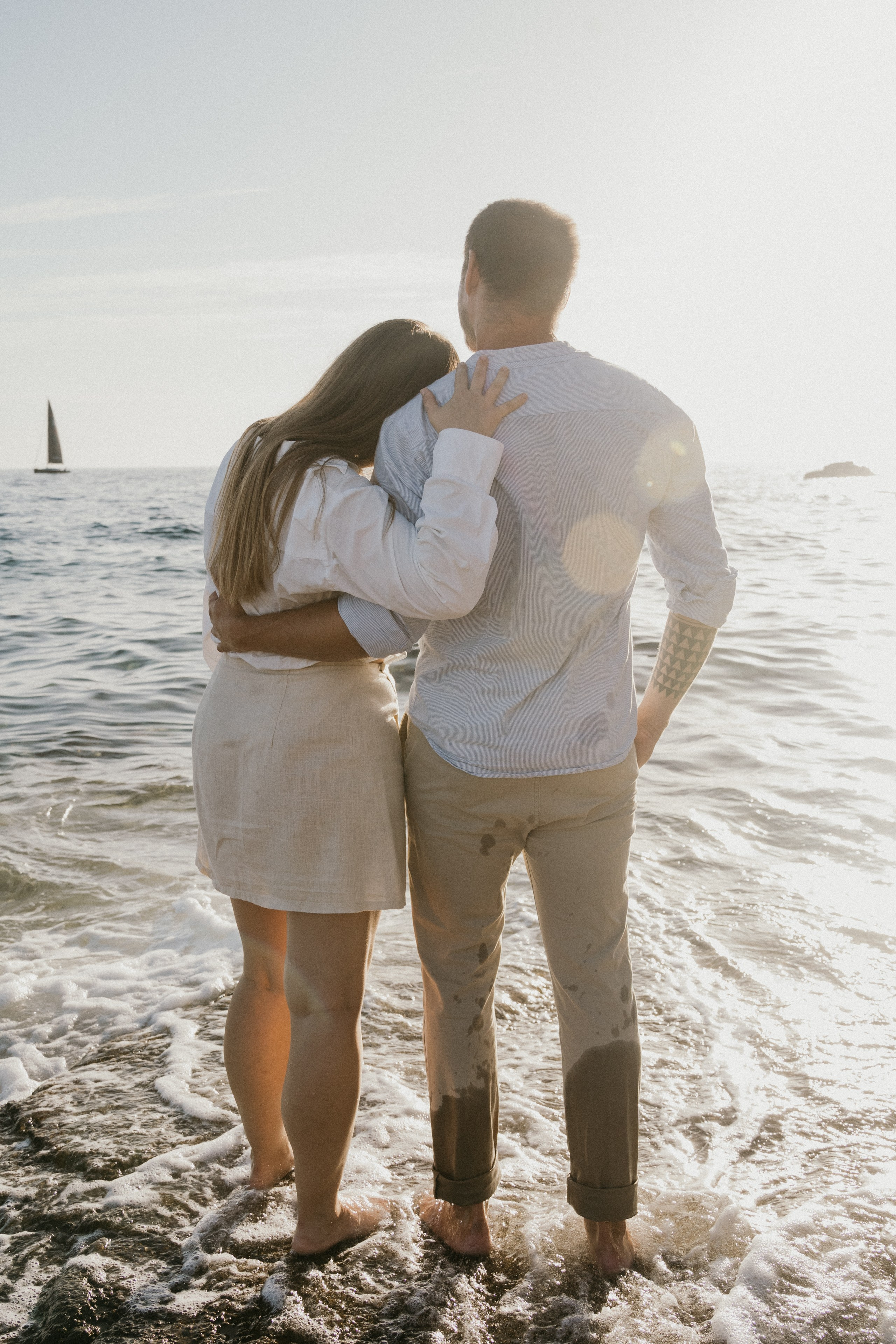 Romantické elopement focení páru u moře, intimní svatební portrét ve dvou s výhledem na horizont a plachetnice.