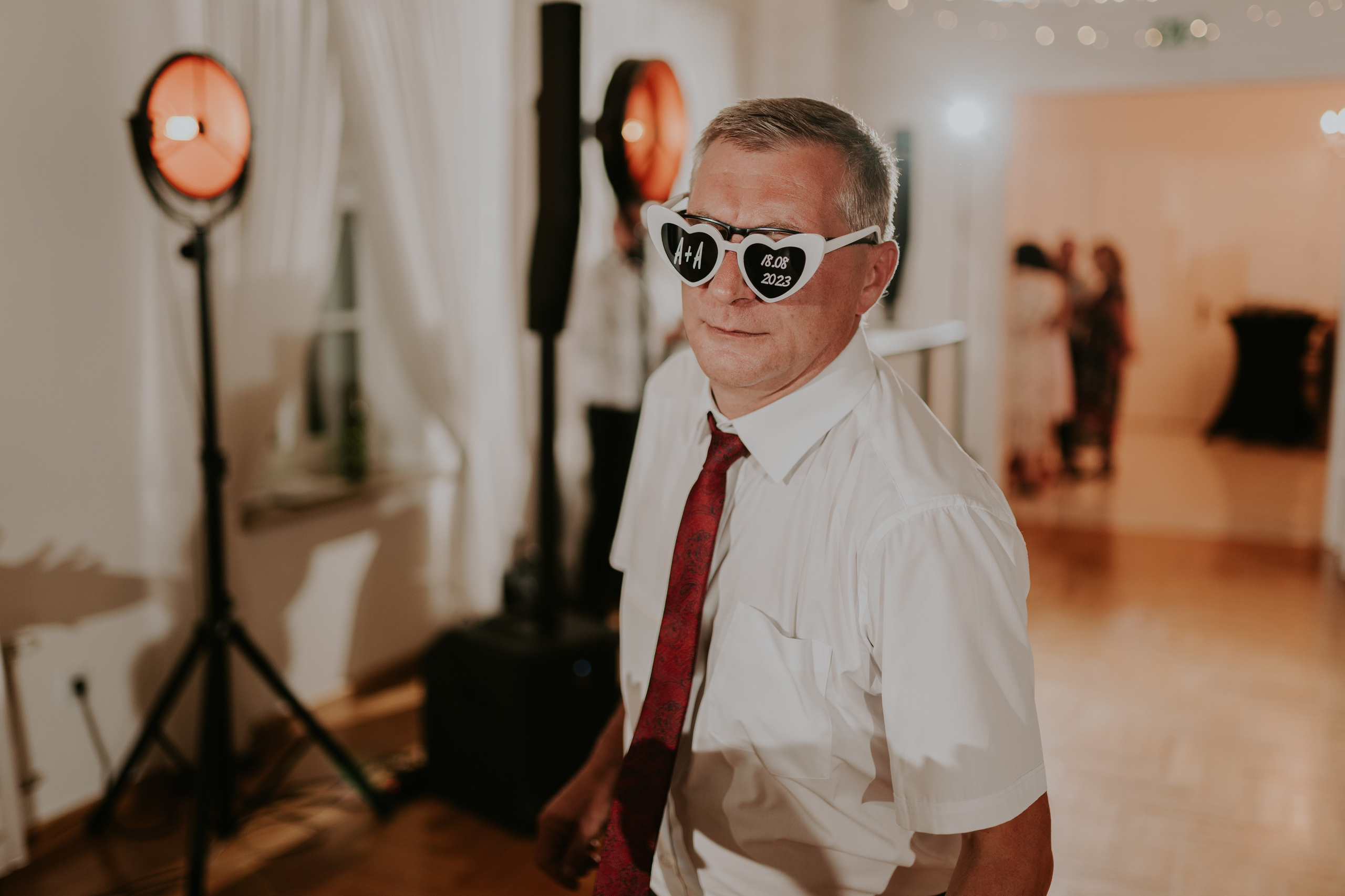 Dwór Wierzbno: plenerowy ślub pod wierzbą. Karkowskafoto - fotografia miłości