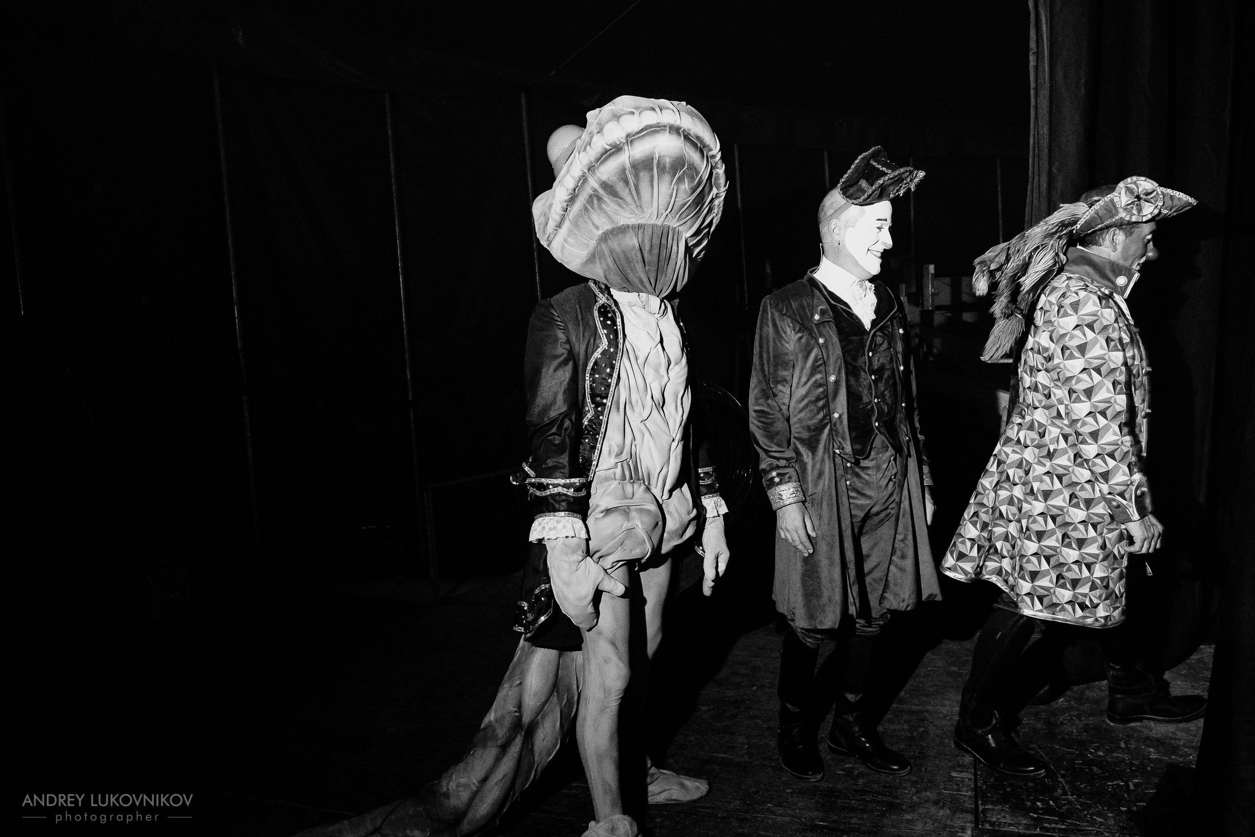 Sesión de fotos entre bastidores en El Circo Encantado: la vida de los artistas tras bambalinas