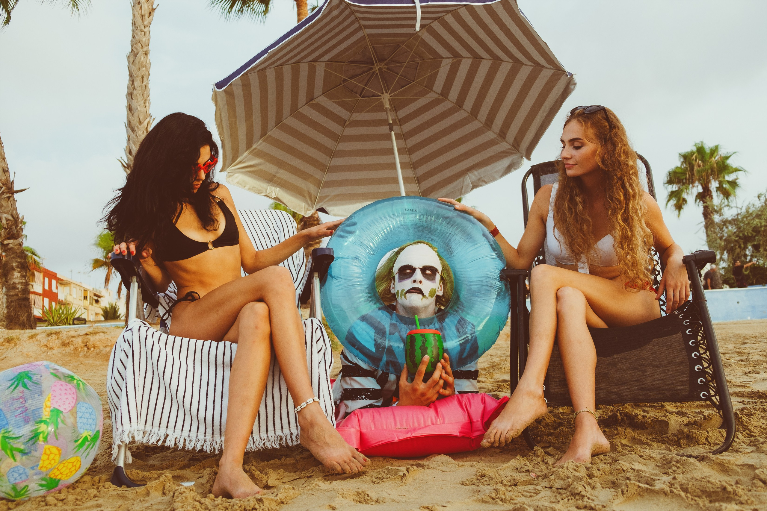 Beetlejuice на море: Экспериментальная фотосессия с цирковыми артистами — Фотограф Андрей Луковников