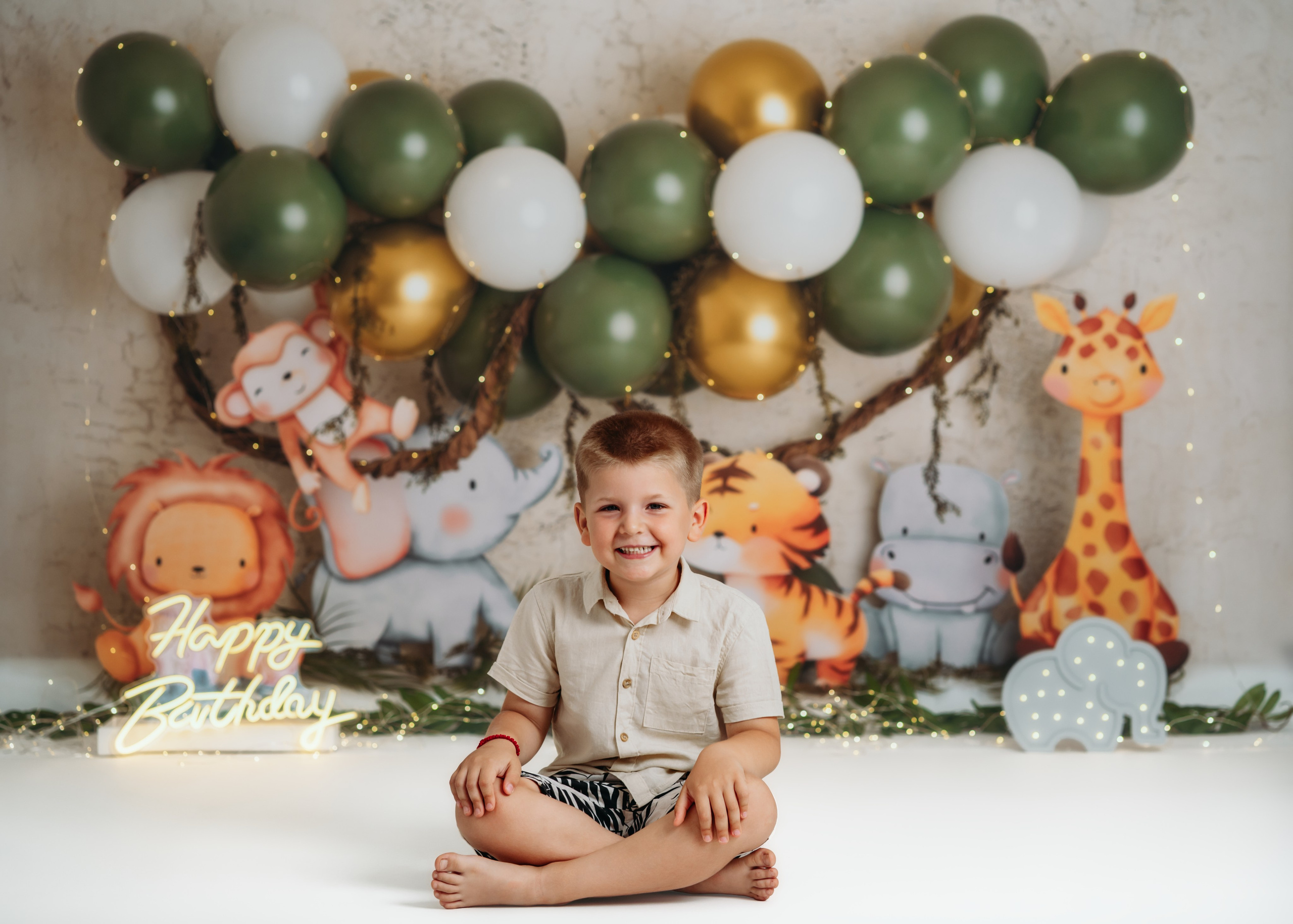 Slikanje dečaka u džungla scenografiji sa balonima i životinjama, cake smash Beograd