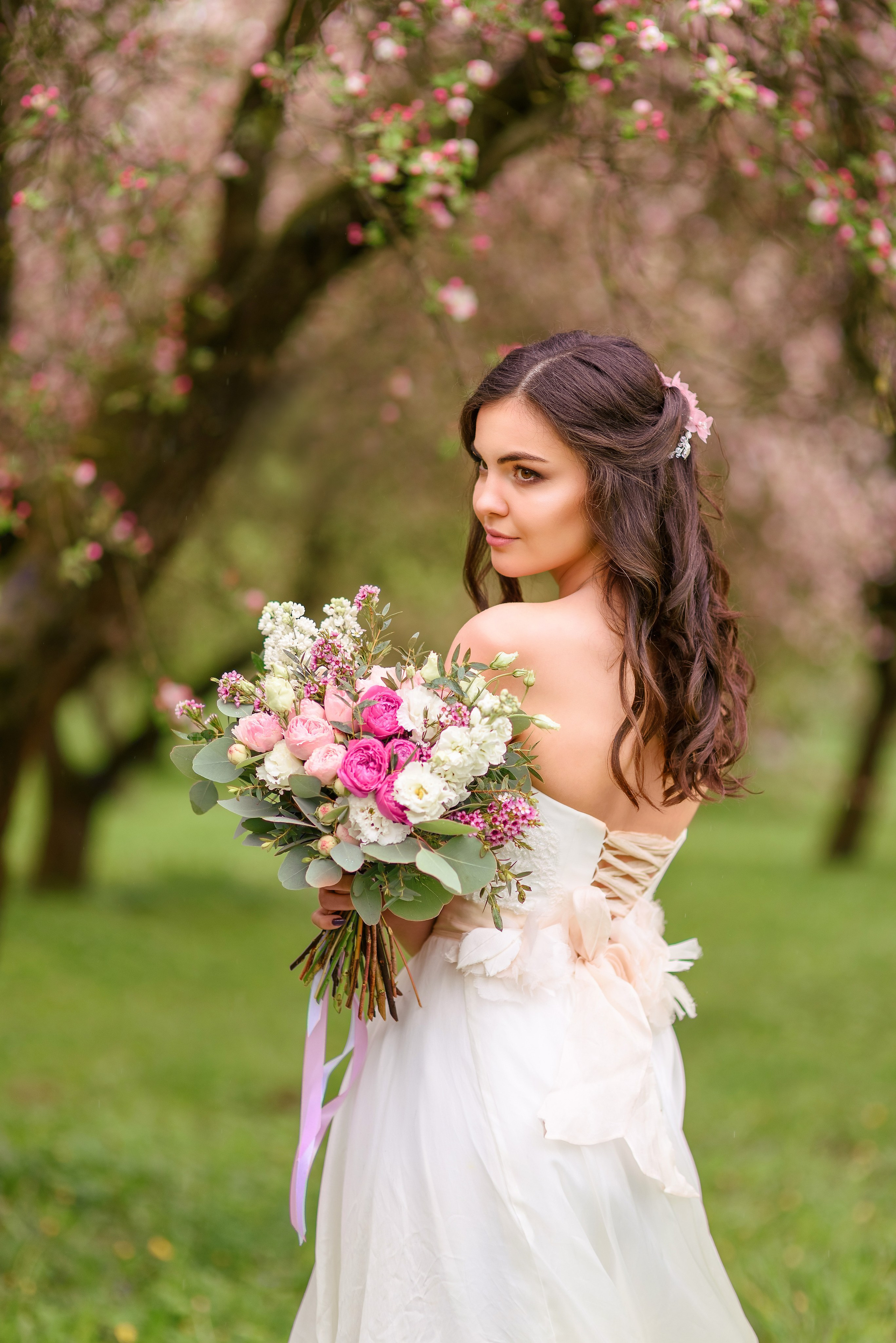 Свадебная прогулка в цветущем саду. Семейный фотограф и фотограф новорожденных в Вильнюсе Ирина Беленкевич