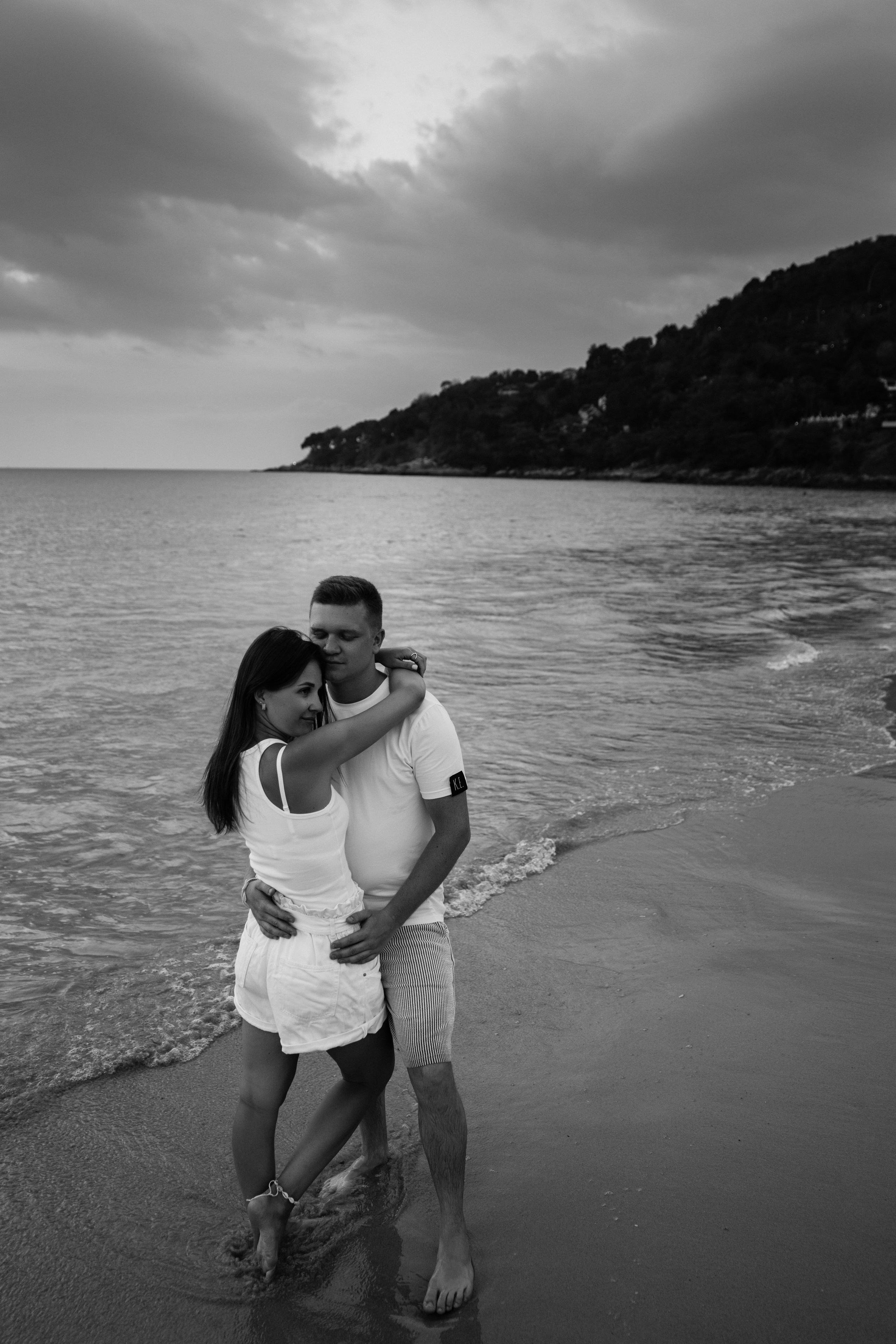 Love Story на Пхукете: фотосессия для пары на пляже Карон. Фотограф на Пхукете в Таиланде