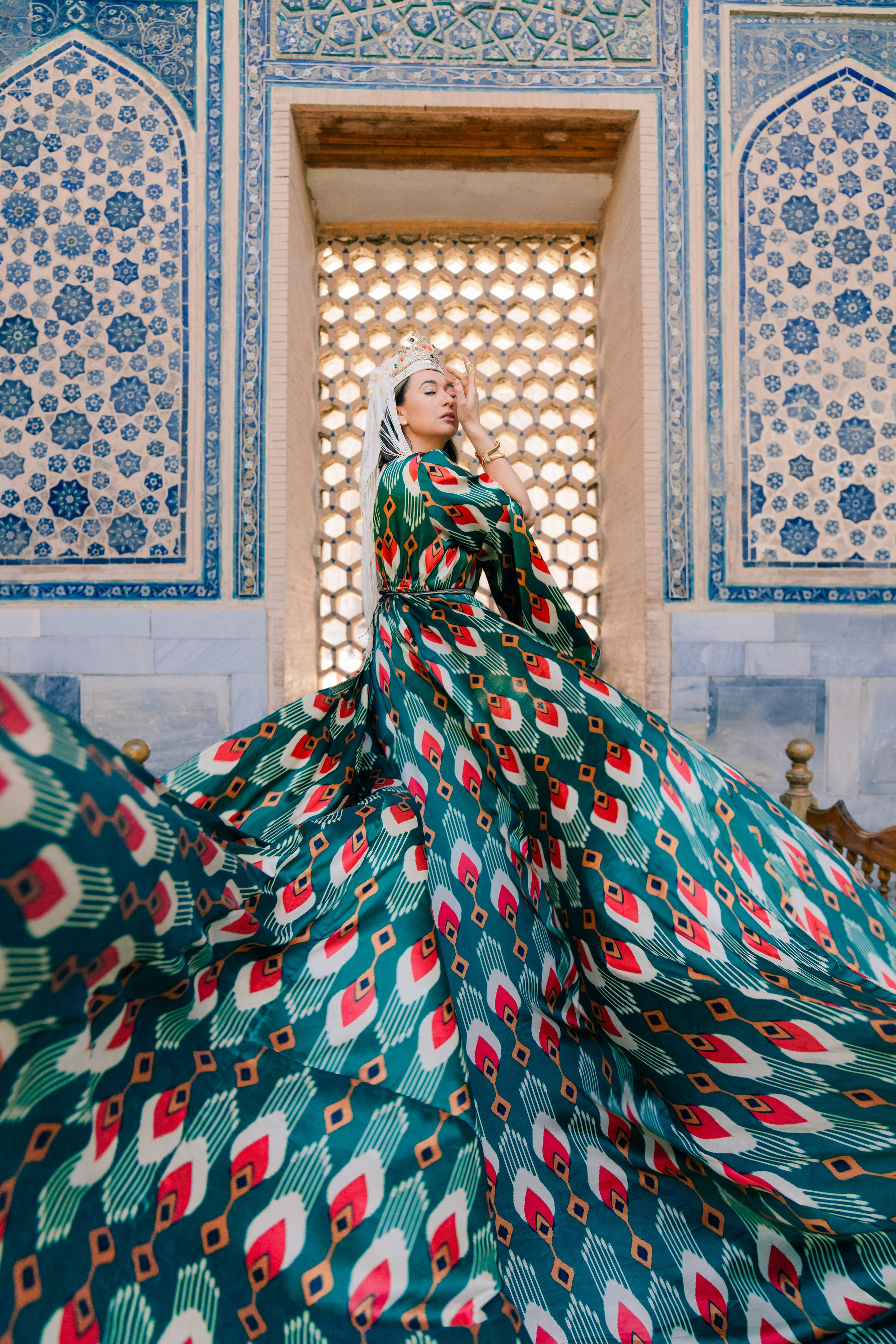 Аренда длинного платья со шлейфом для фотосессии в Самарканде