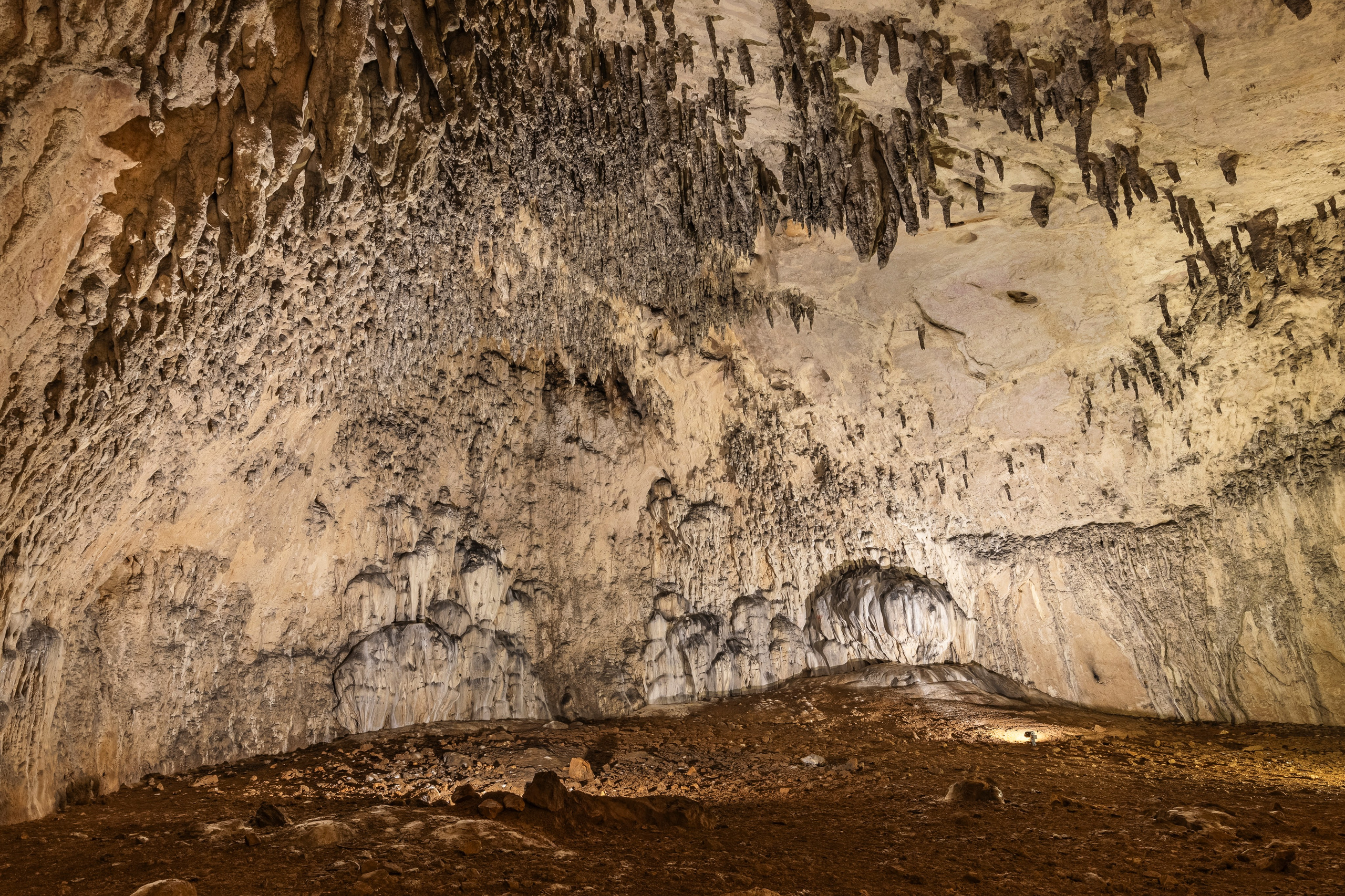 Unutrašnjost Bijambarske pećine – prirodne stijenske formacije i svjetlosni efekti u podzemlju Bosne i Hercegovine.