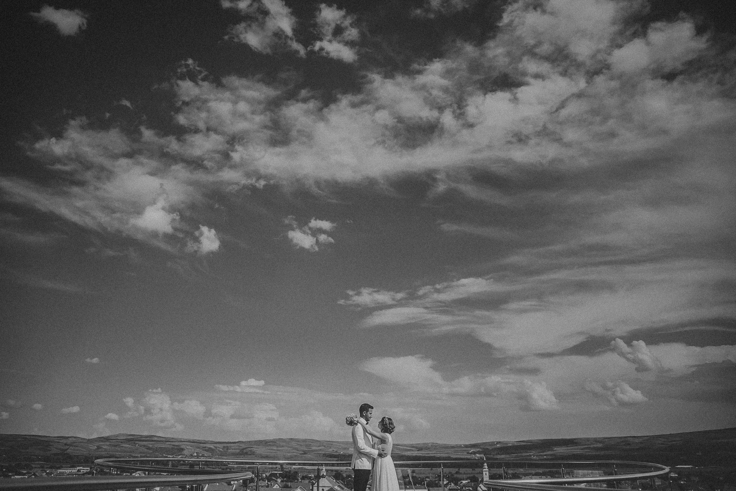 Portret alb-negru cu mirii in timpul sedintei foto de nunta, intr-o atmosfera romantica.