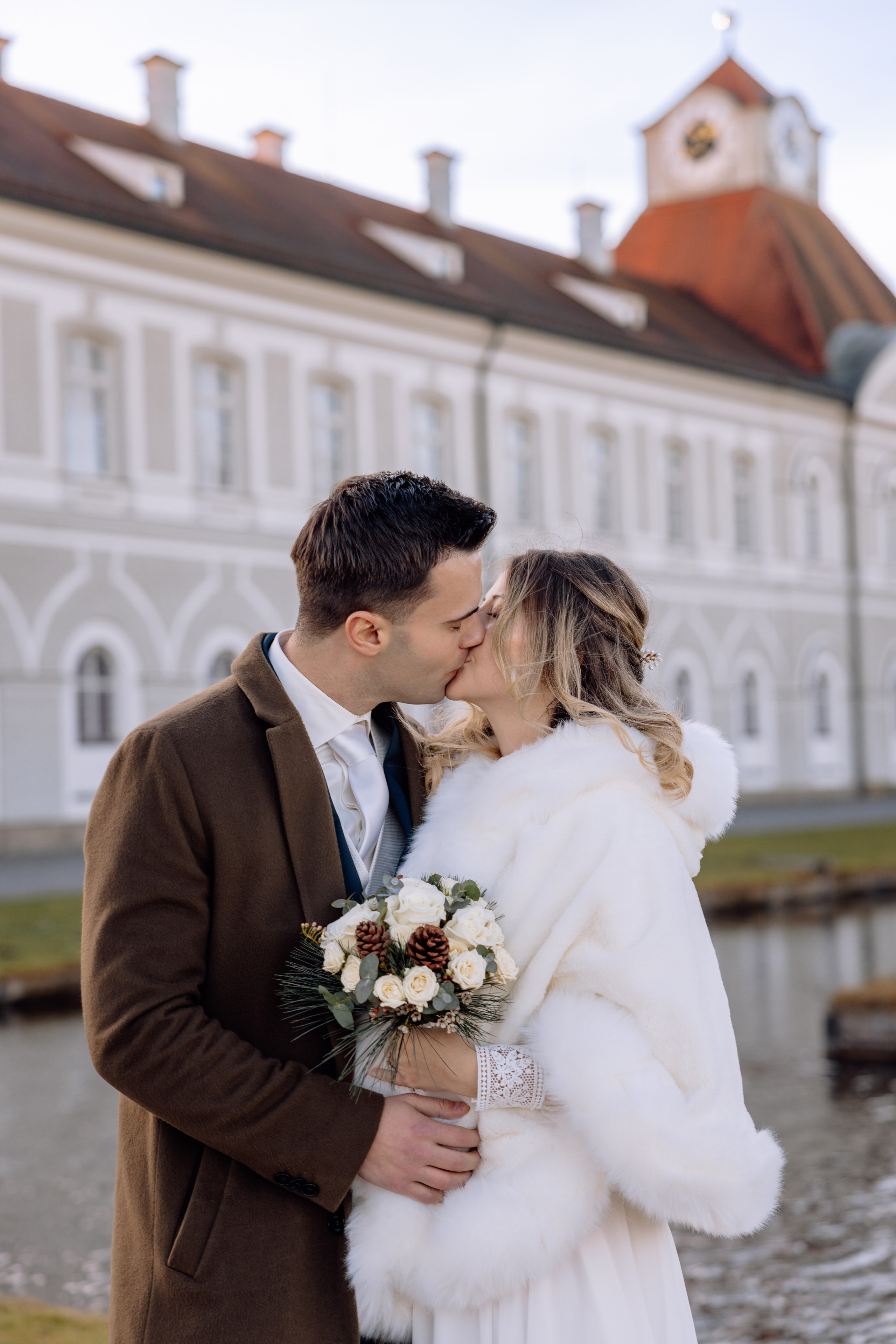 Paar küsst sich vor dem Schloss Nymphenburg