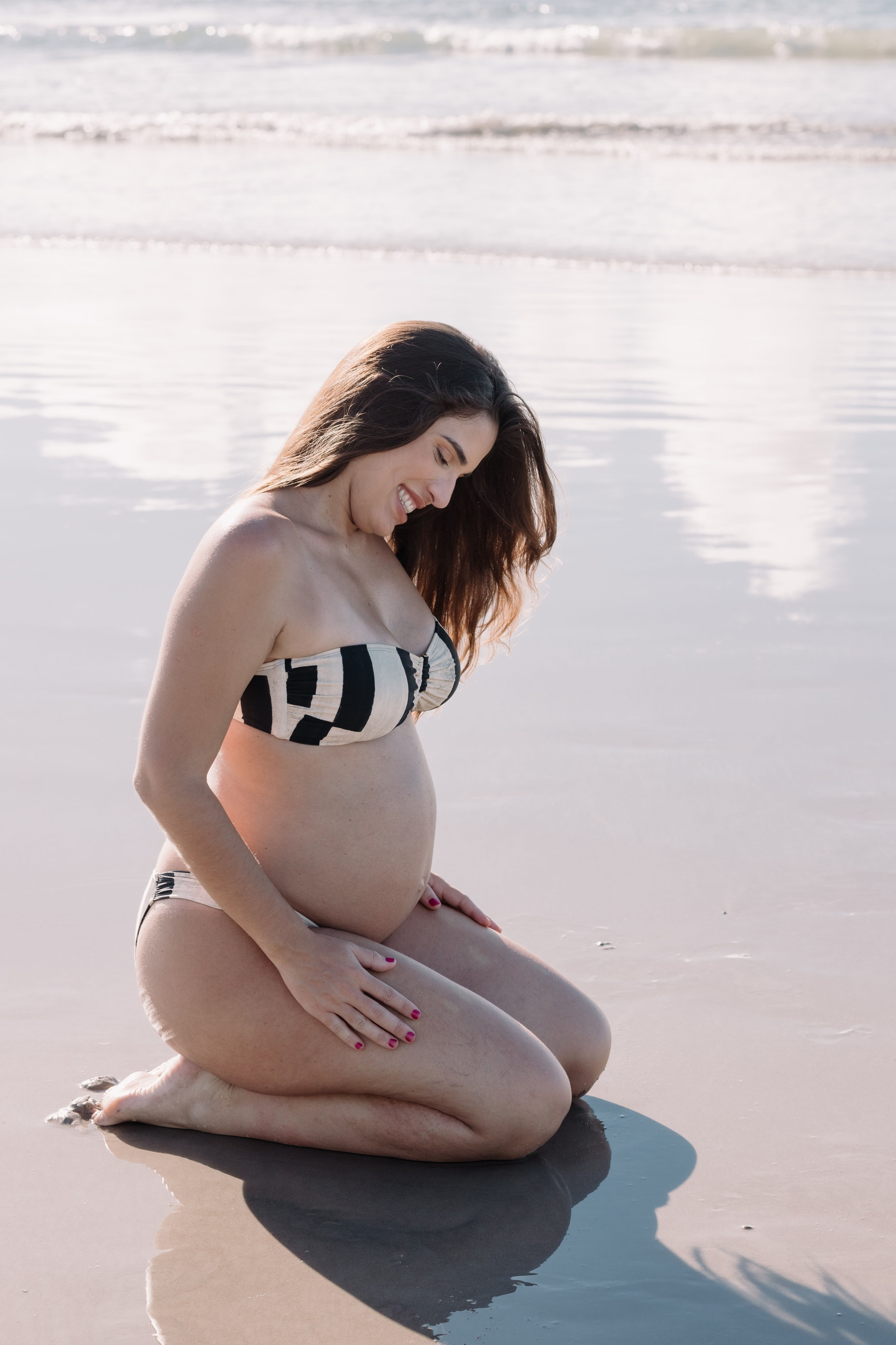 Ensaio gestante na praia com biquini
