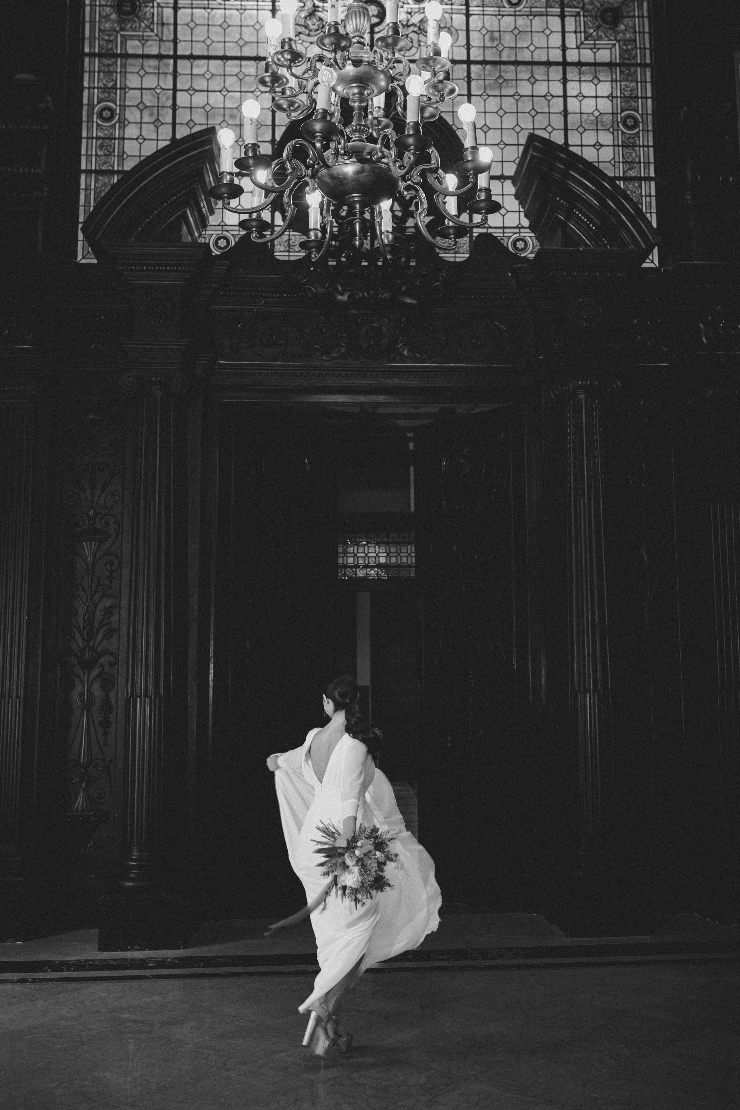 Novia entrando en salón de Finca Torrefiel con vestido en movimiento