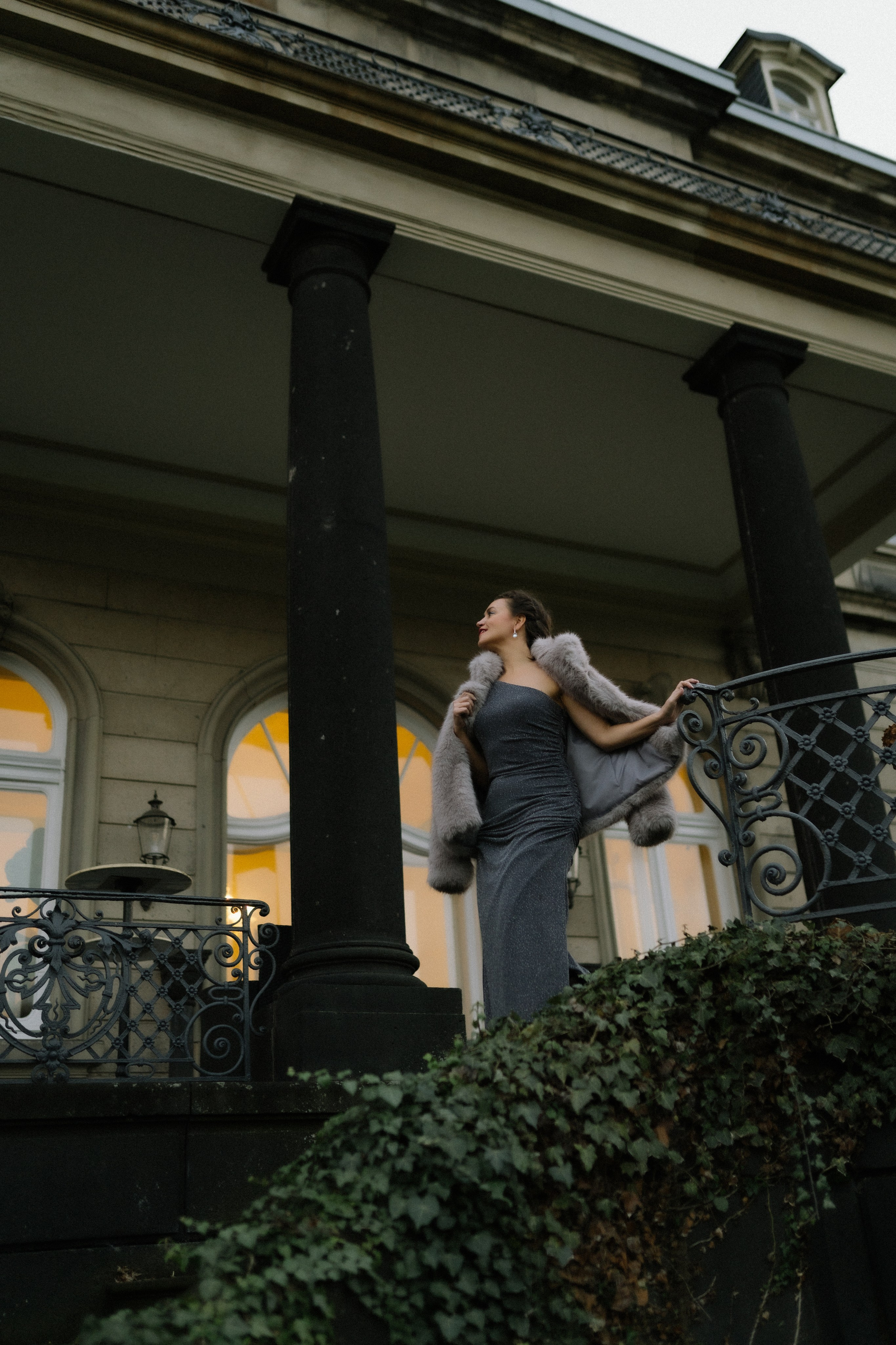 Frauenporträt in einem edlen Ambiente, das die Eleganz der Frau unterstreicht