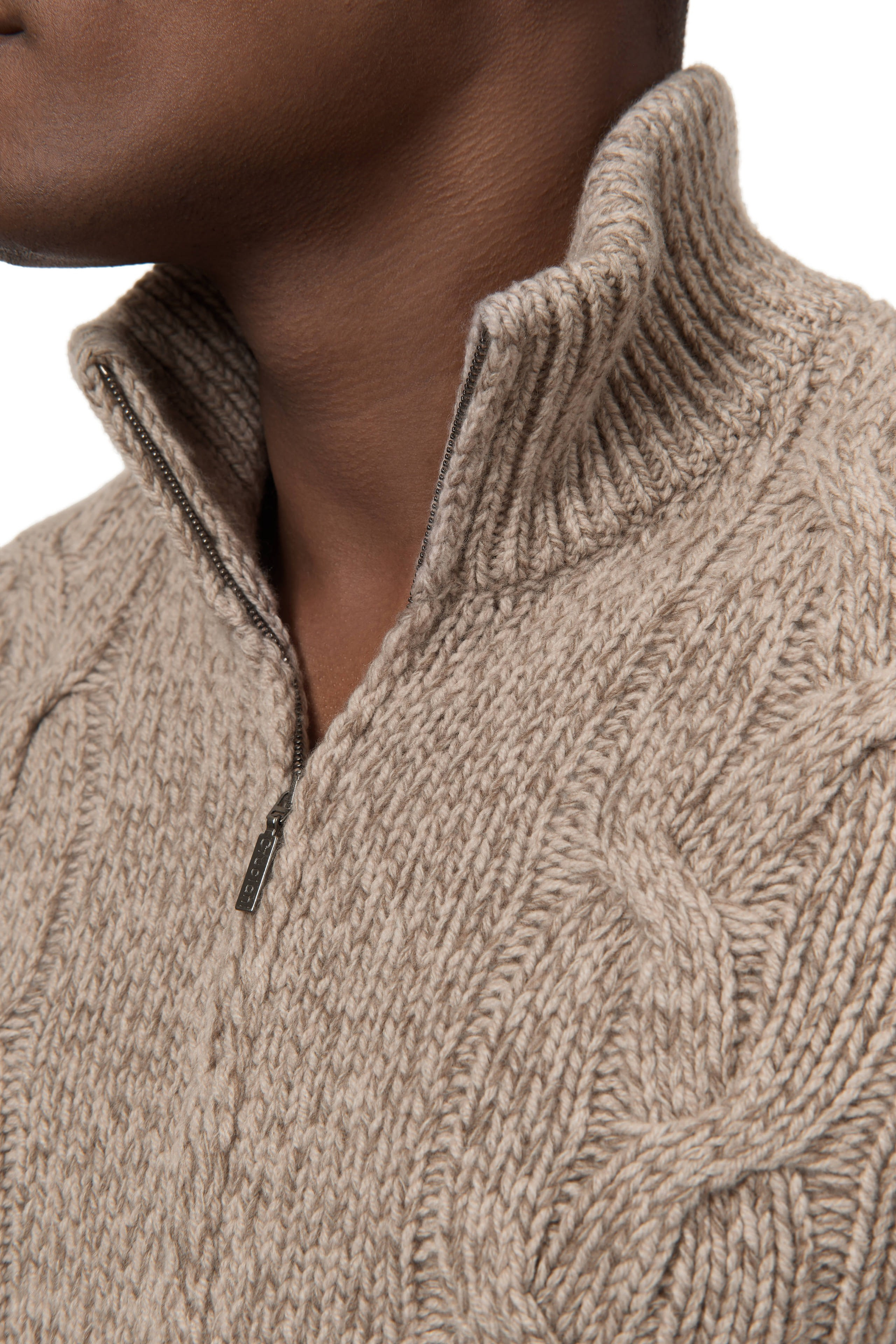 Fotoshooting im Studio mit Model – Modefotografie für Marken | Sartale Studio Wien. Studio Sartale