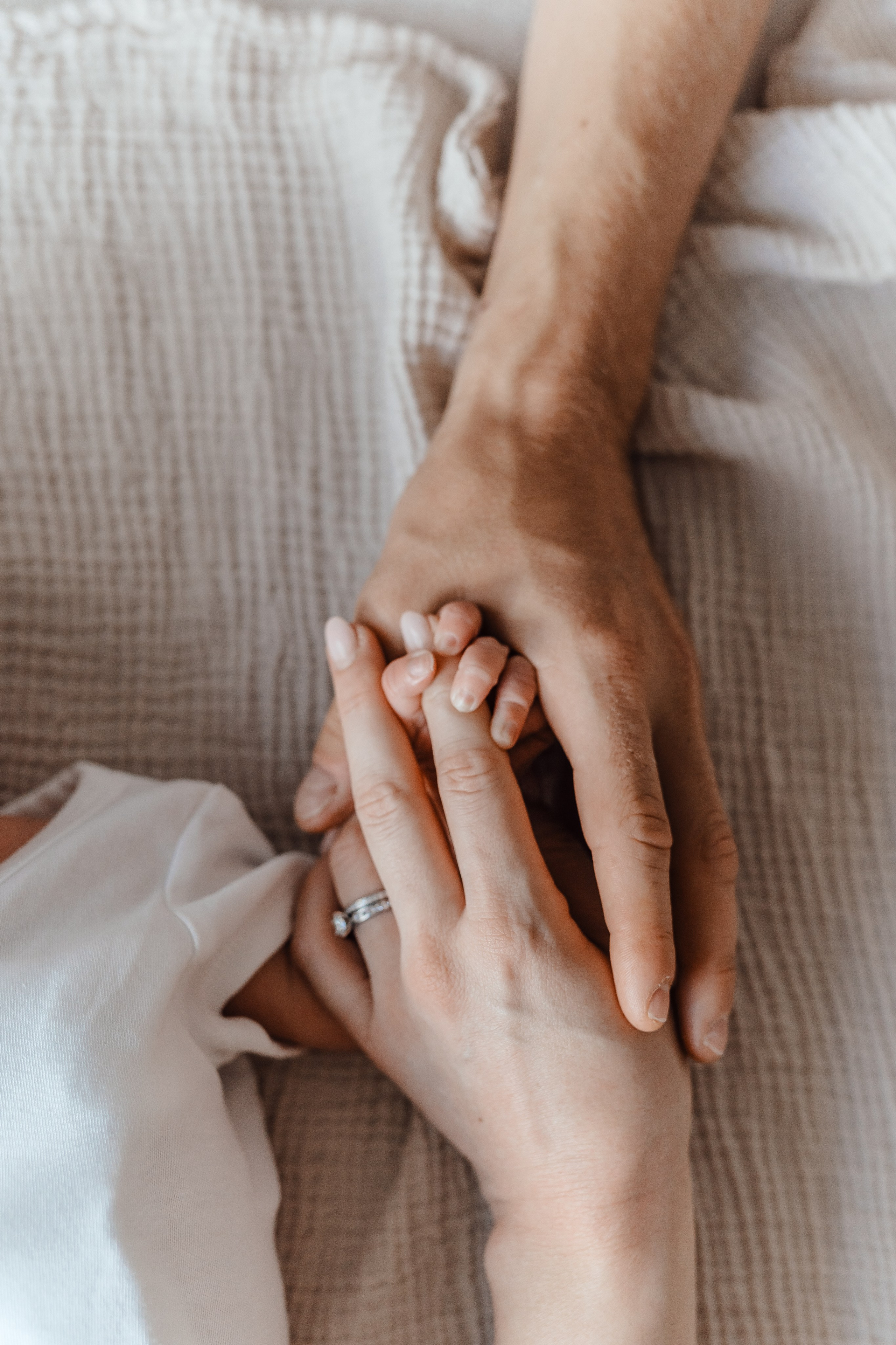 Delikatne ujęcie maleńkich rączek noworodka – fotograf rodzinny Łódź