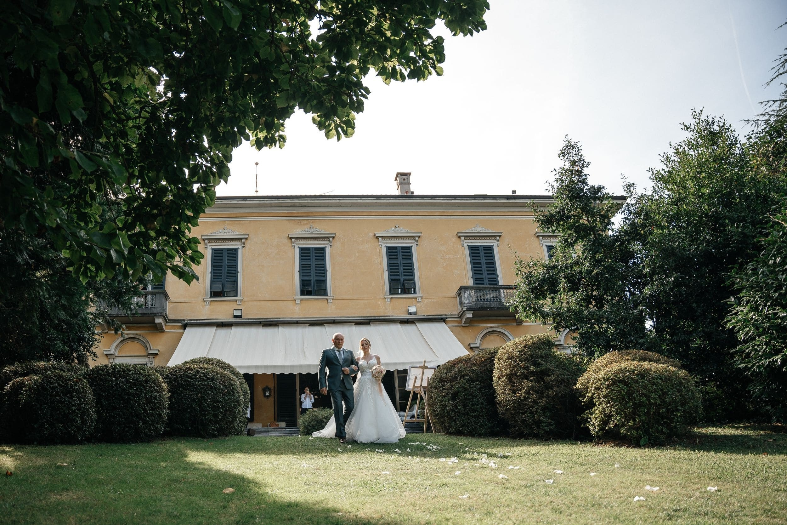 bride and her father with the villa at background