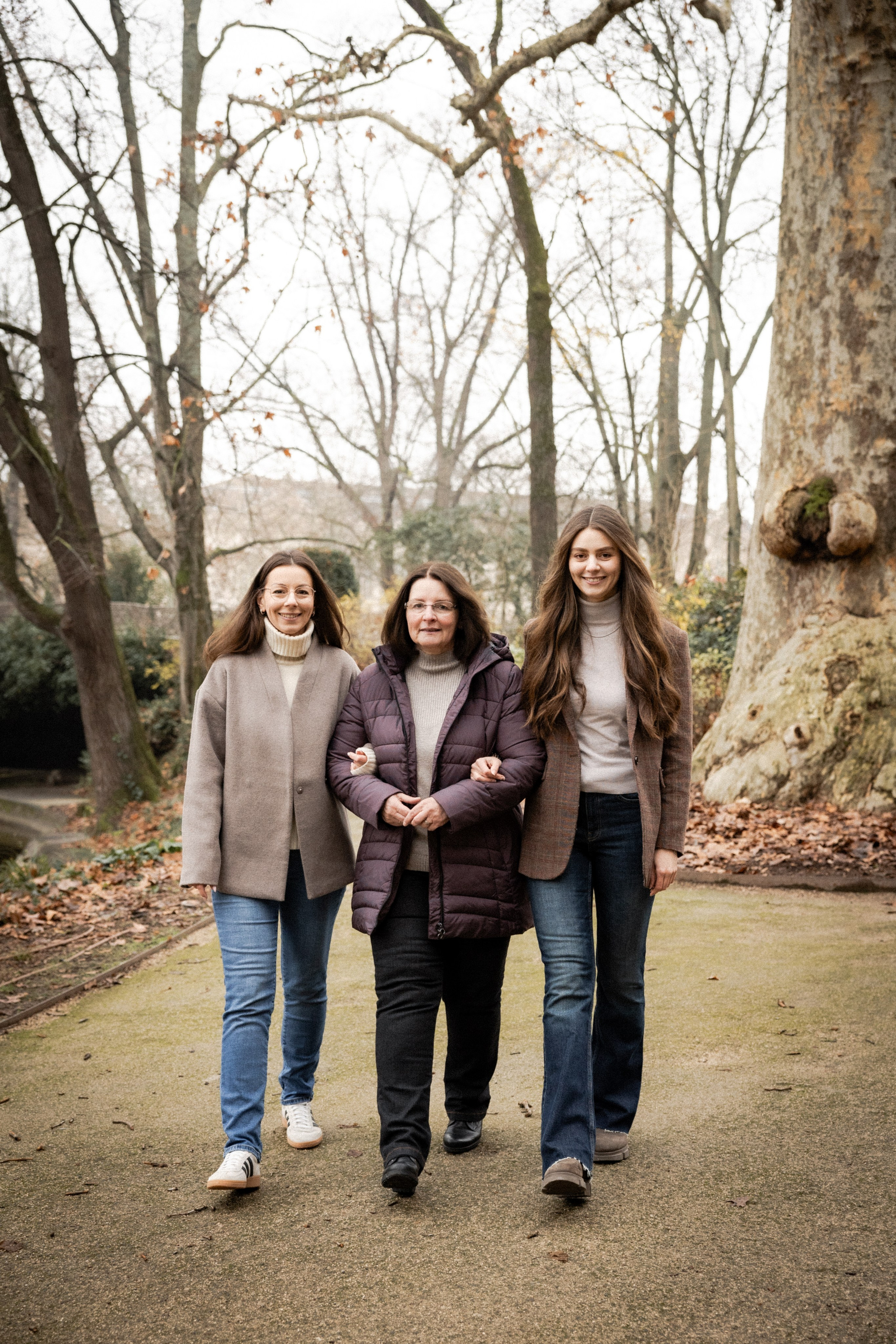 Family photoshoot with adult kids in Toulouse, Jardin des Plants. Eugénie Smirnova — your photographer in Toulouse and southwest France