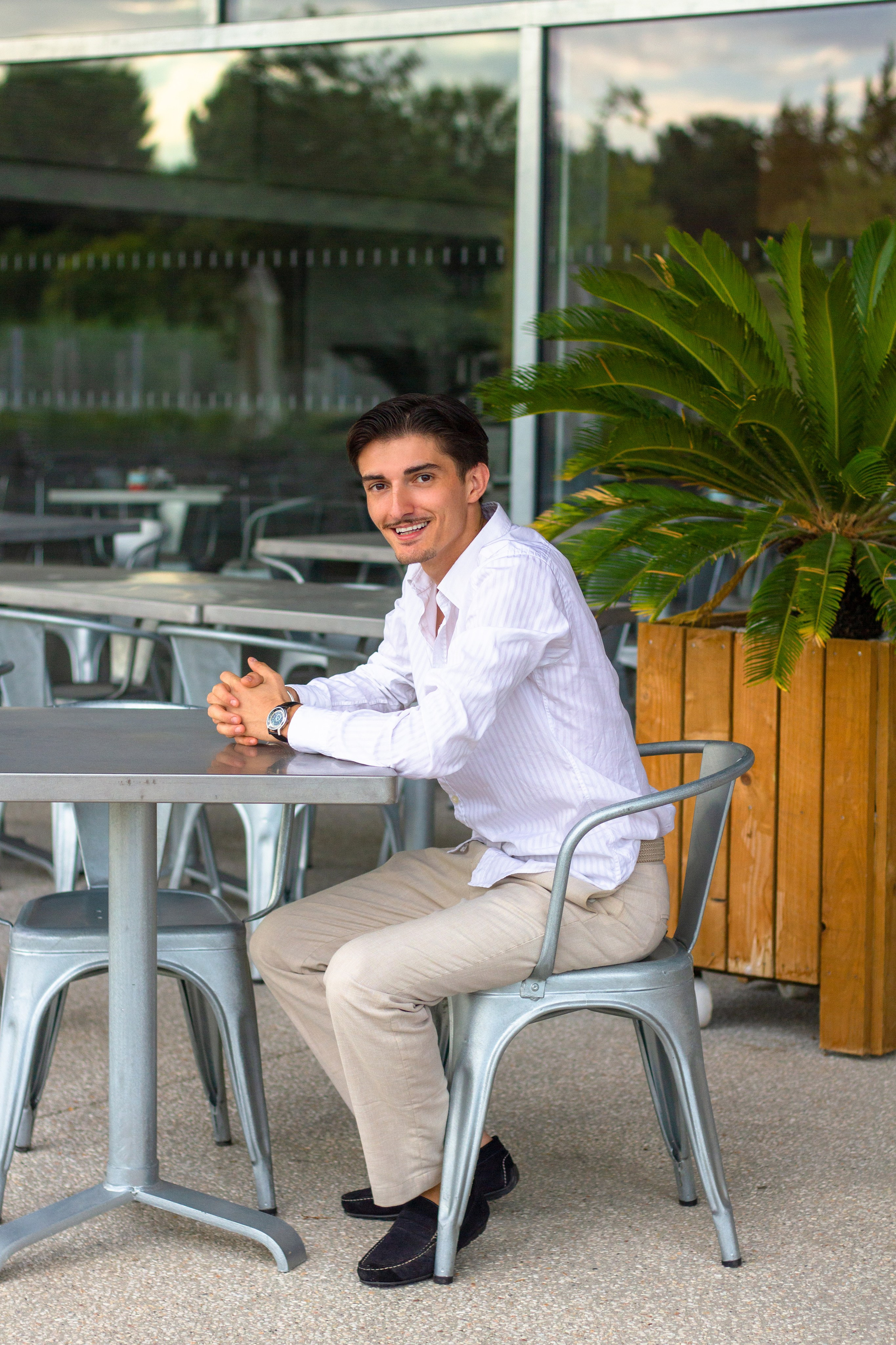 Homme en costume lors d’un shooting professionnel