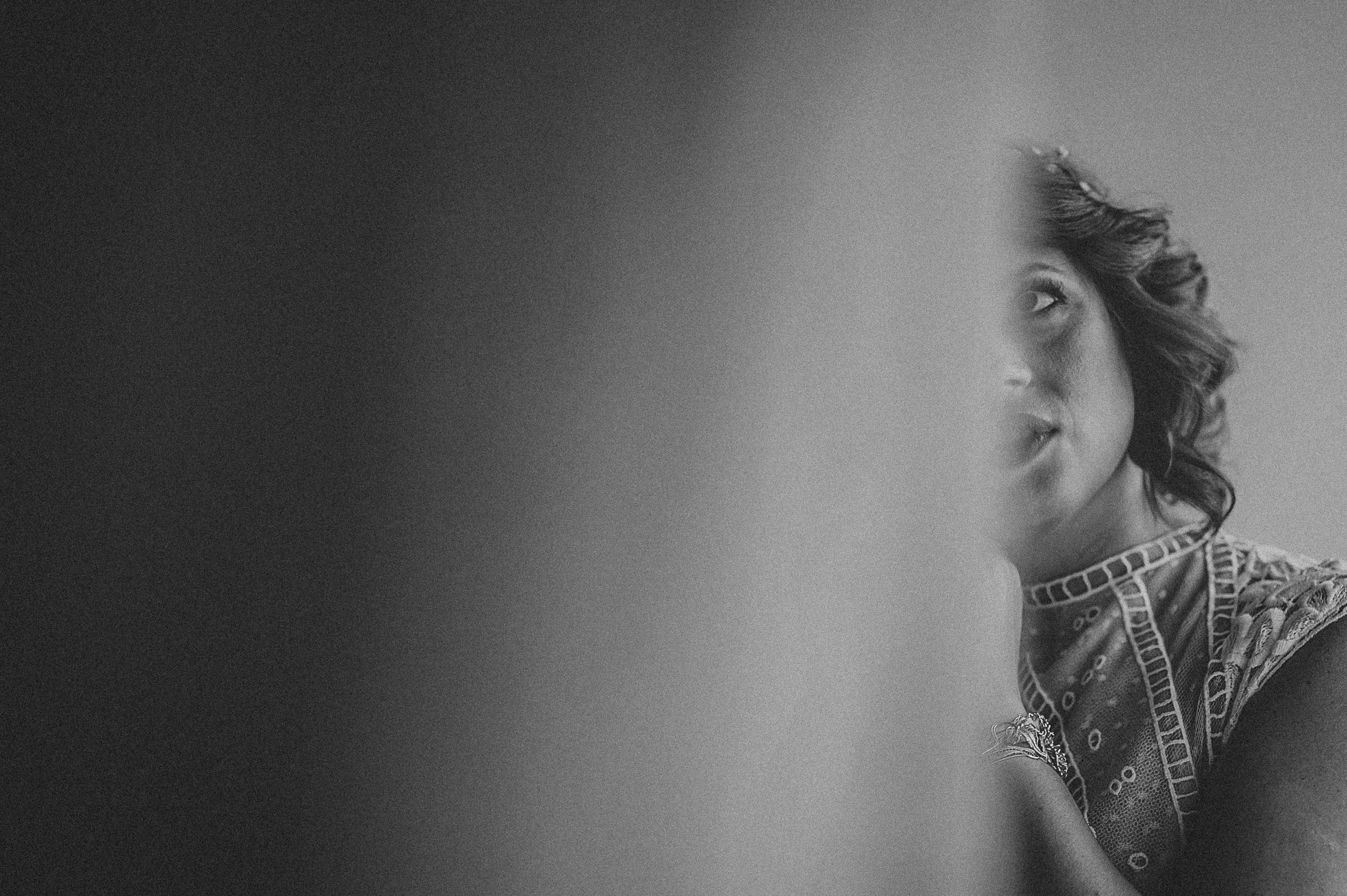 "Mireasa pregatindu-se pentru ziua nuntii, surprinsa intr-o fotografie alb-negru eleganta.