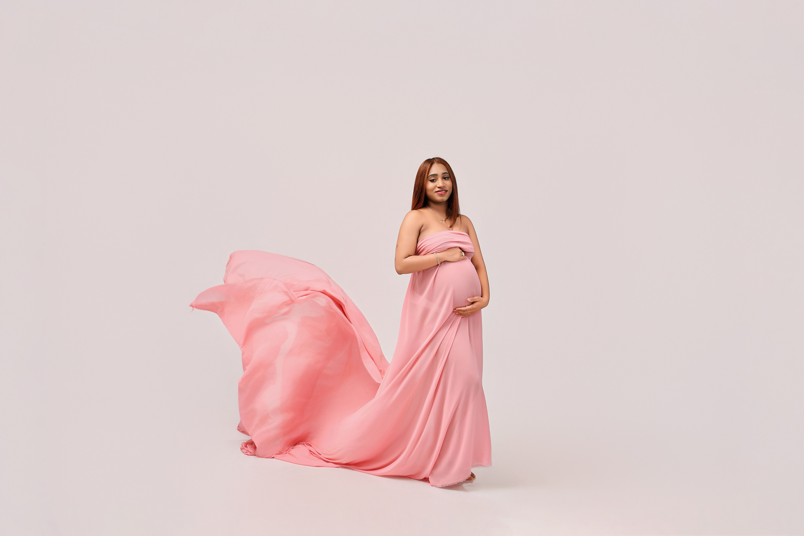 Nueva Sesión Embarazo En Estudio. Fotografía de Eventos, Embarazo y Familiar en Pirineos