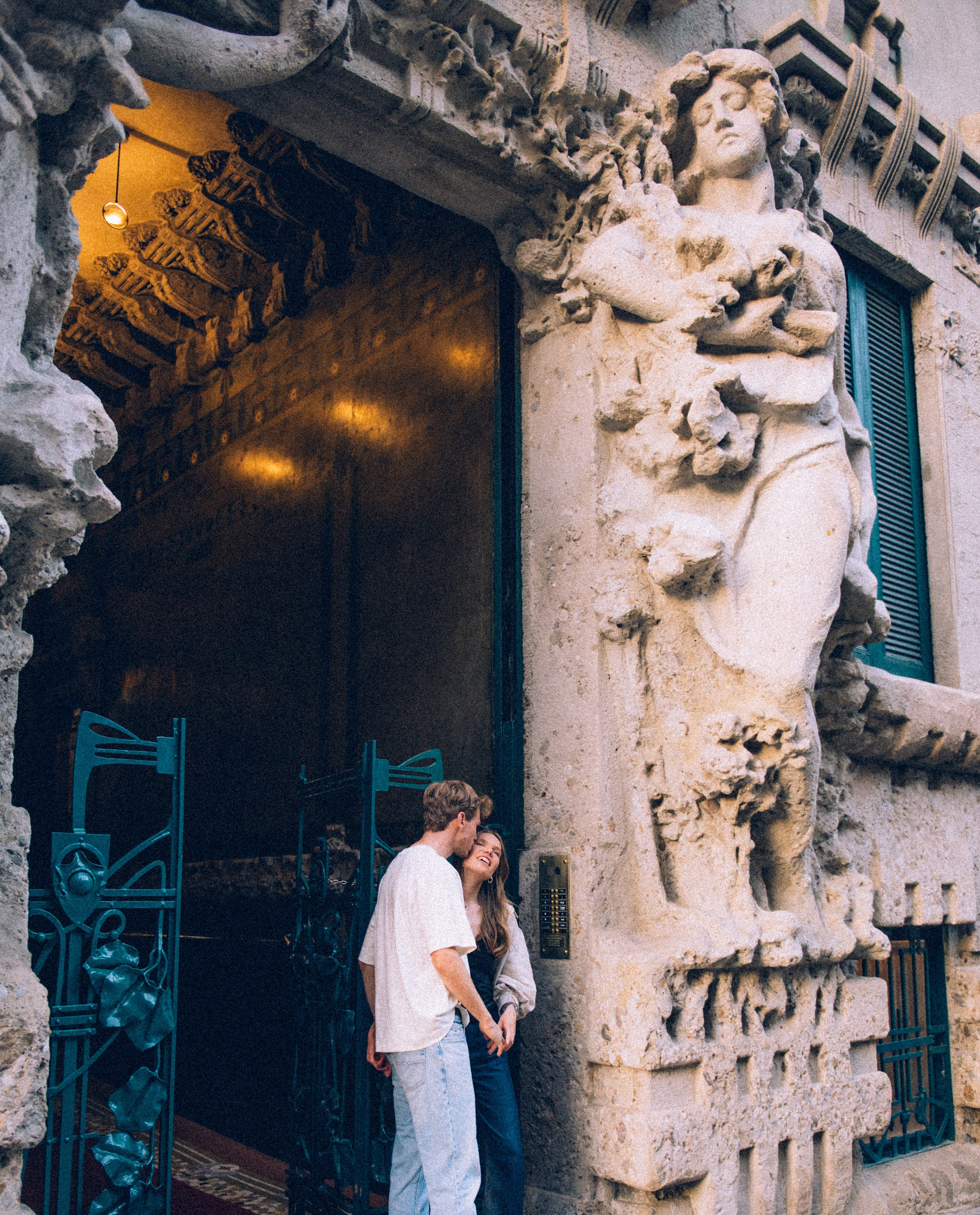 romantic couple photography, natural couple session, ove story inspiration, outdoor couple photography, soft light portraits, lifestyle photographer italy, authentic emotions photography, romantic garden photoshoot, intimate couple portrait