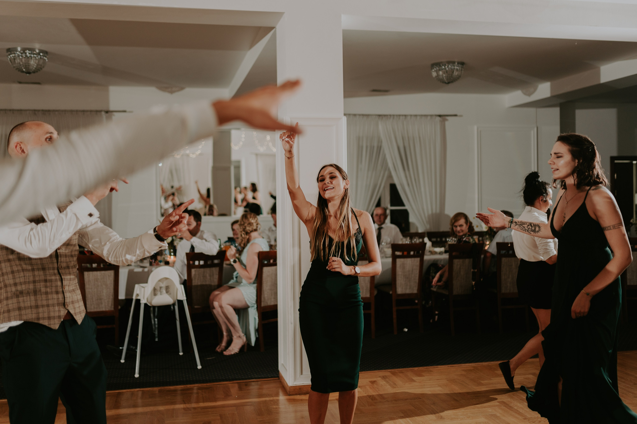 Dwór Wierzbno: plenerowy ślub pod wierzbą. Karkowskafoto - fotografia miłości