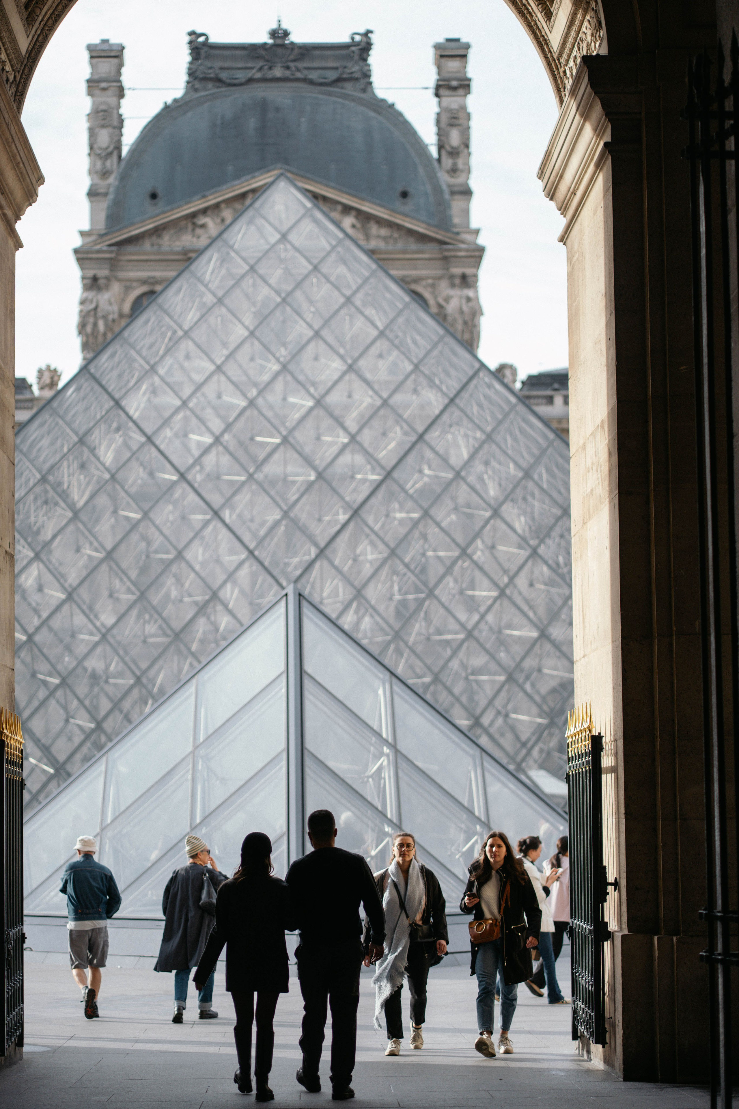 стильная пара в центре Парижа осенью