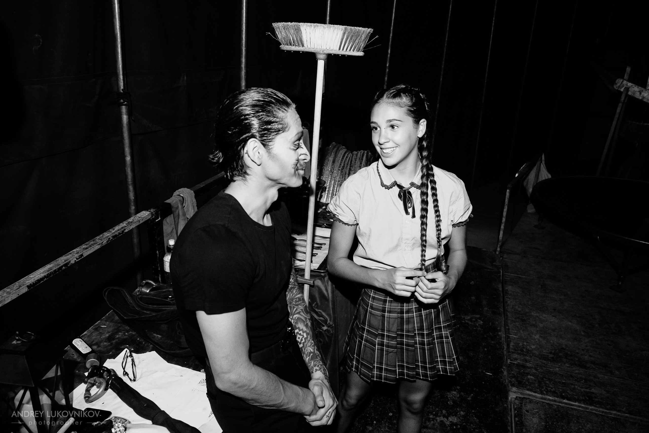 Sesión de fotos entre bastidores en El Circo Encantado: la vida de los artistas tras bambalinas