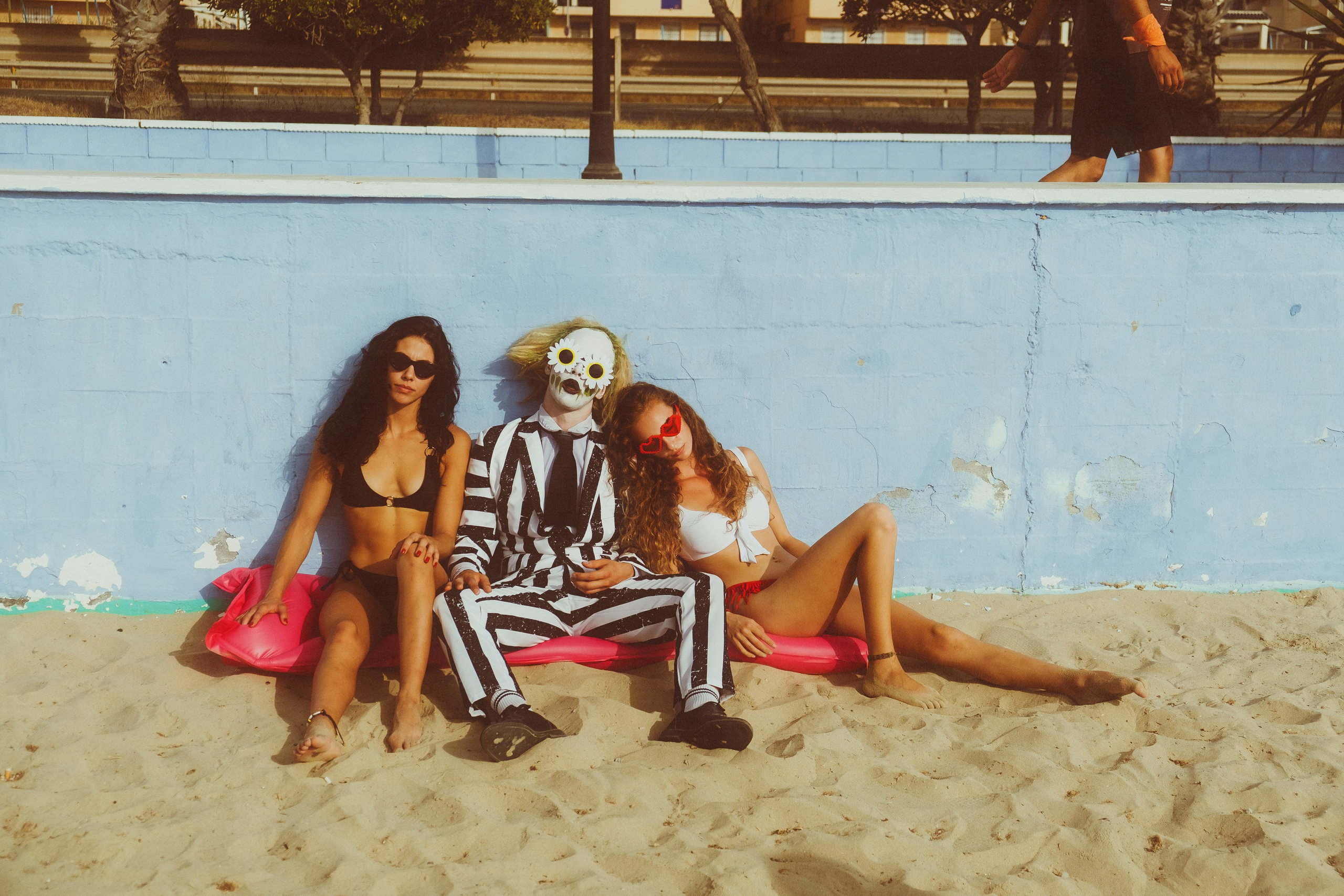 Beetlejuice на море: Экспериментальная фотосессия с цирковыми артистами — Фотограф Андрей Луковников