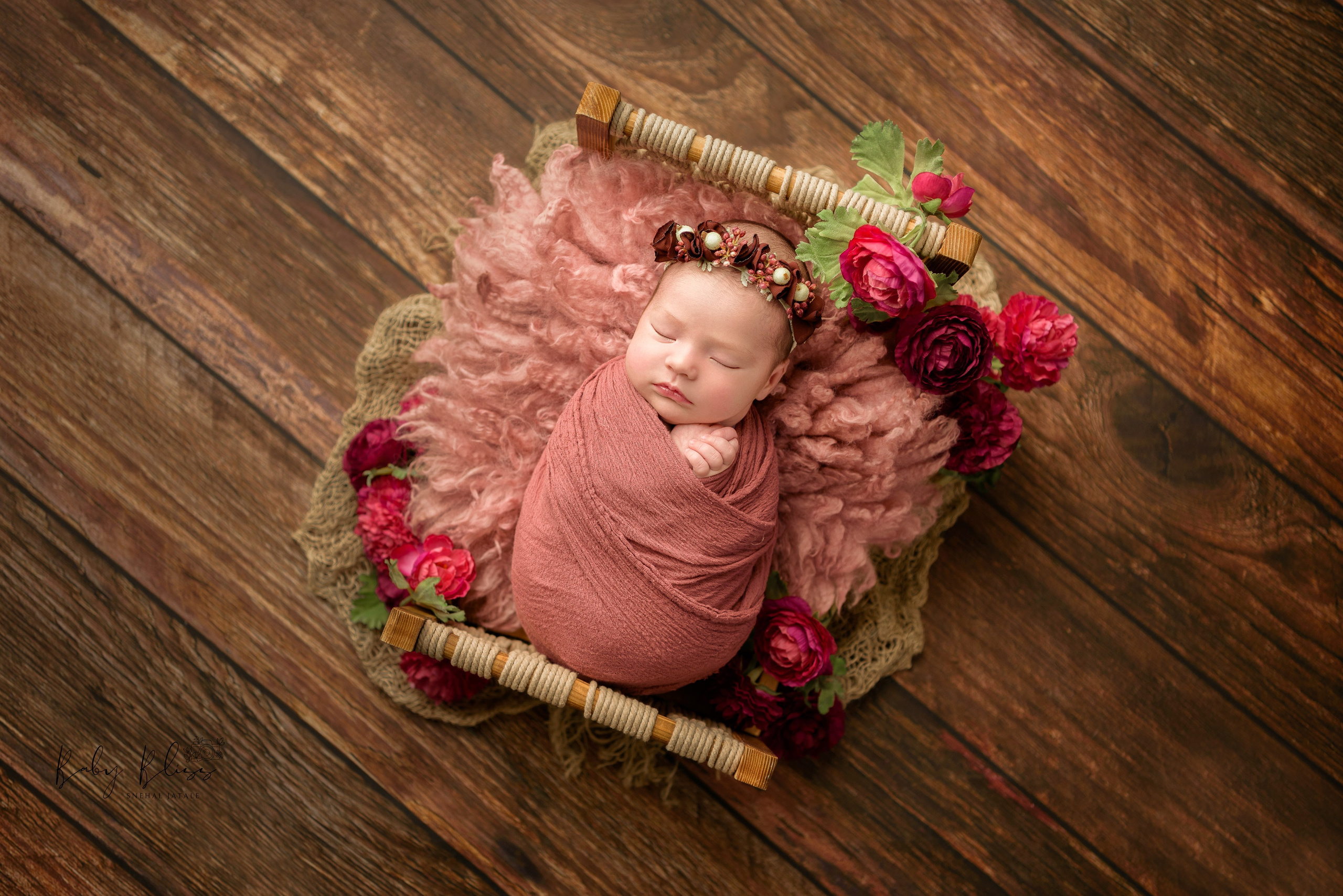 Best newborn photographer in Doha, Qatar. Best infant photoshoot in Doha, Qatar. Newborn photo session in Doha Qatar, baby, sitter, cake smash, pre-birthday, maternity, family photographer in Doha, Qatar