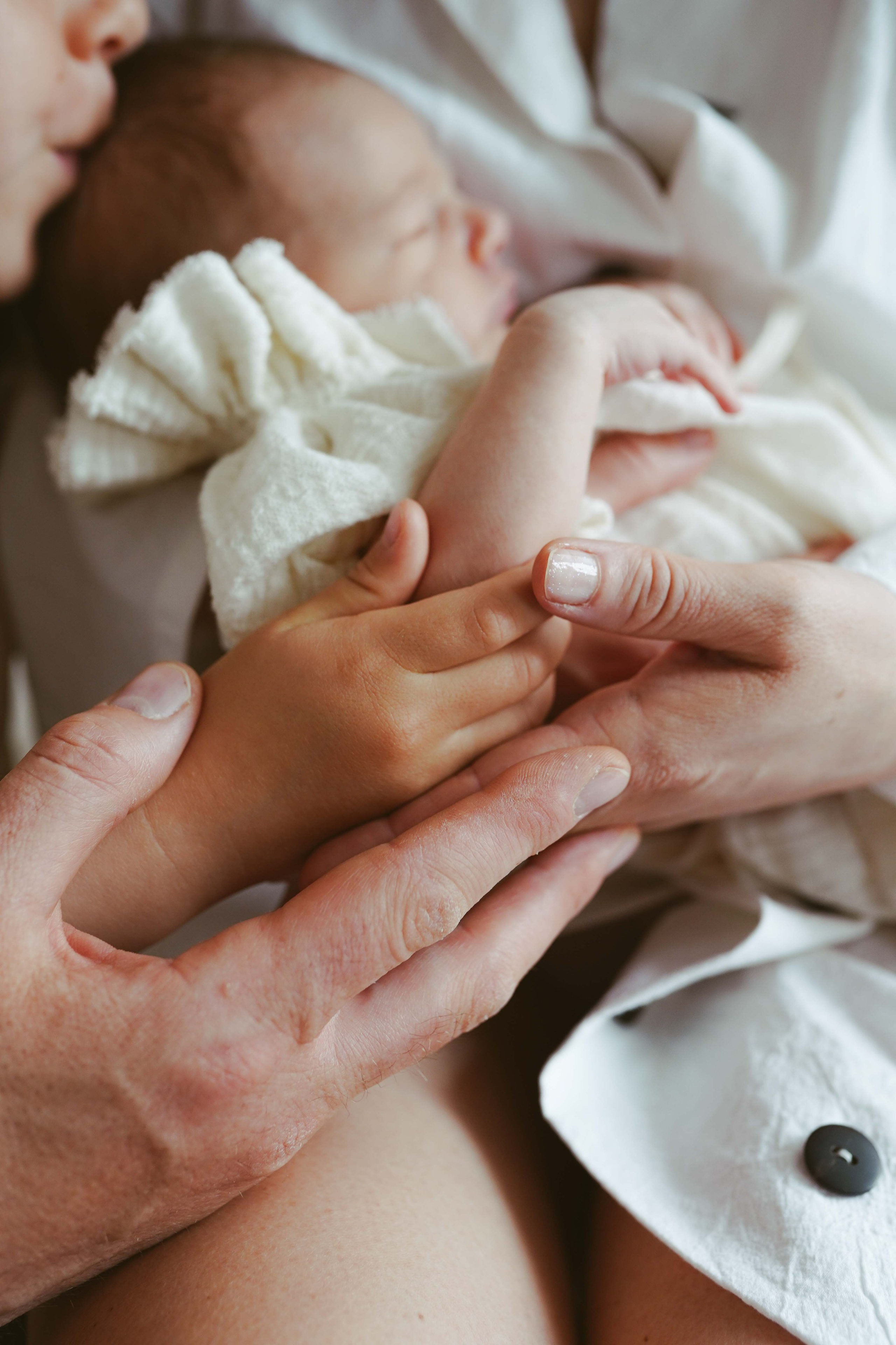Inspira sesiune foto nou-nascut. Madalina Beda- Artist vizual, fotograf, doula la nastere, consultant babywearing Brasov si in toata tara