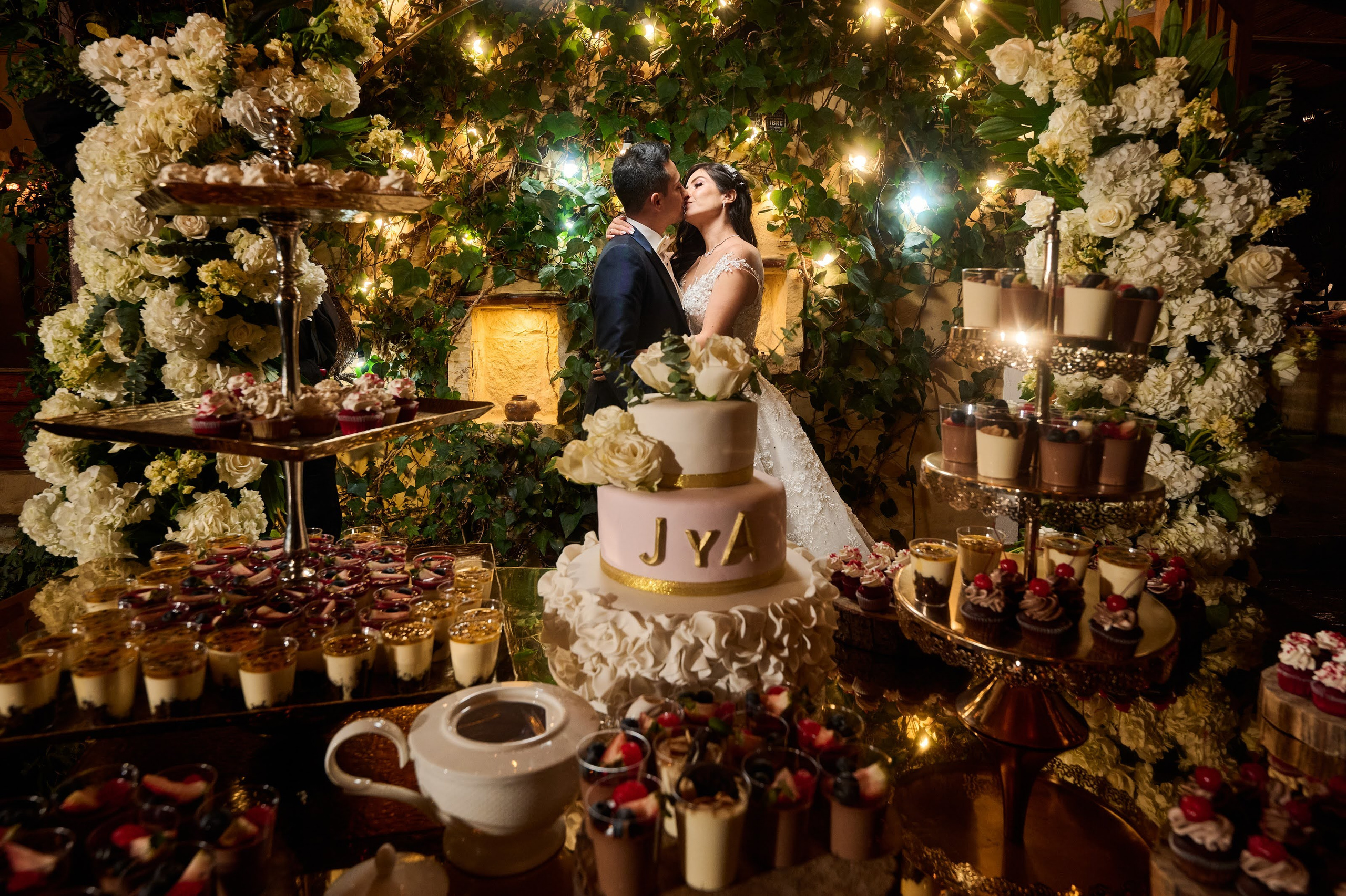 novios-mirandose-con-amor-sesion-fotos-postboda-bogota