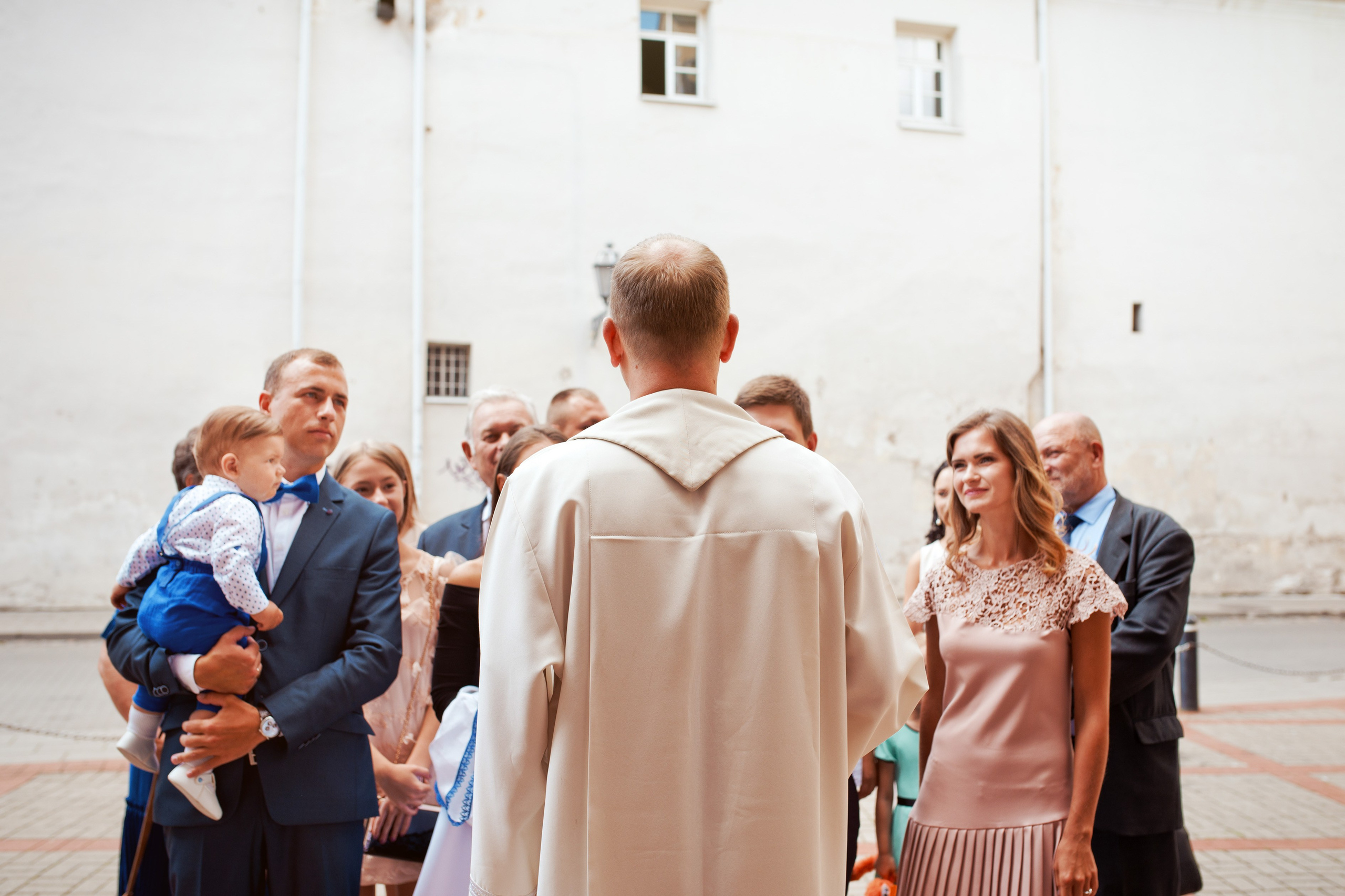 Krikštynos, krikštas, krikštynų fotosesija, ceremonija, bažnyčia krikštynų pasiruošimo fotografavimas. Krikštynų fotografas Vilnius Trakai kaina krikštynų fotografavimas fotografė personal.lt photogrpahy kainos šeima, vaikai profesionali natūrali meninė reportažinė klasikinė fotosesija, krikštynų fotosesija gamtoje