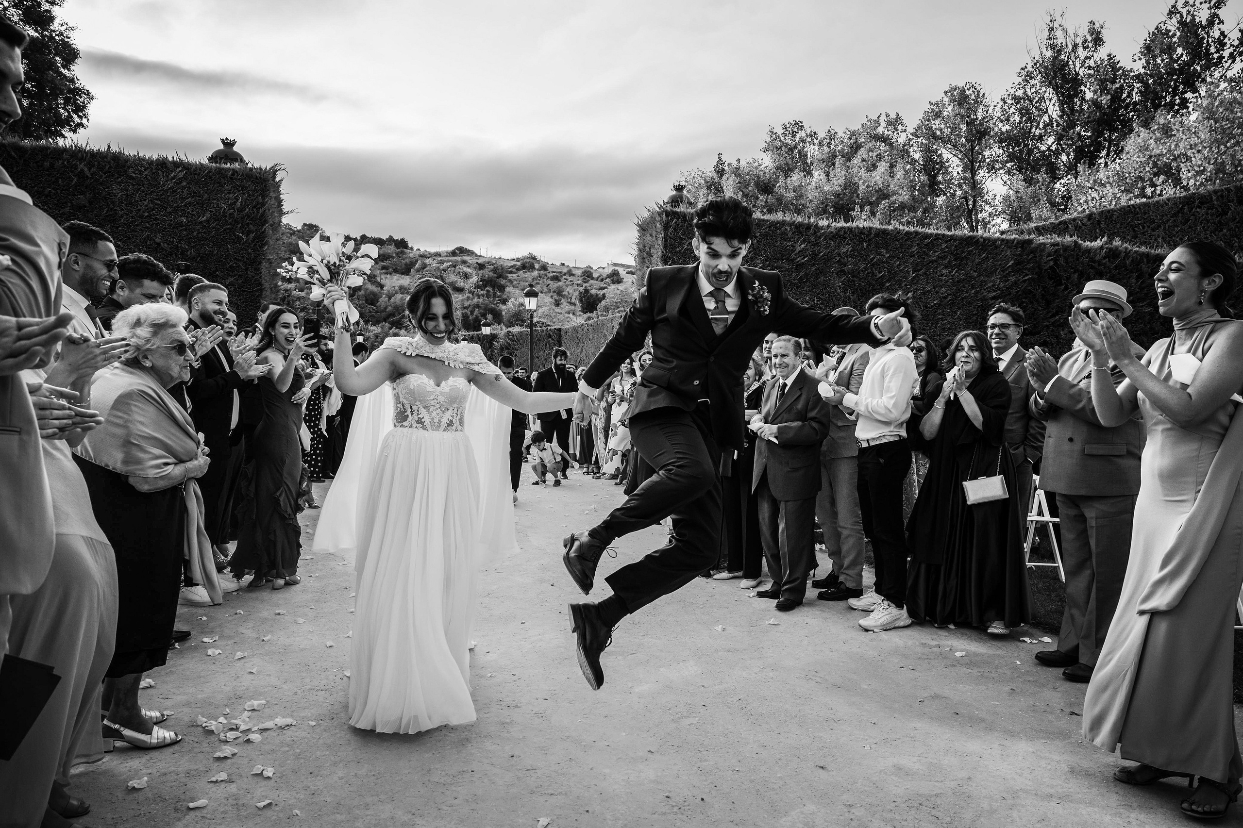 Fotógrafo de casamentos a captar momento emotivo entre os noivos durante a cerimónia em Alenquer Wedding photographer in Alenquer capturing an emotional moment between the bride and groom during the wedding ceremony