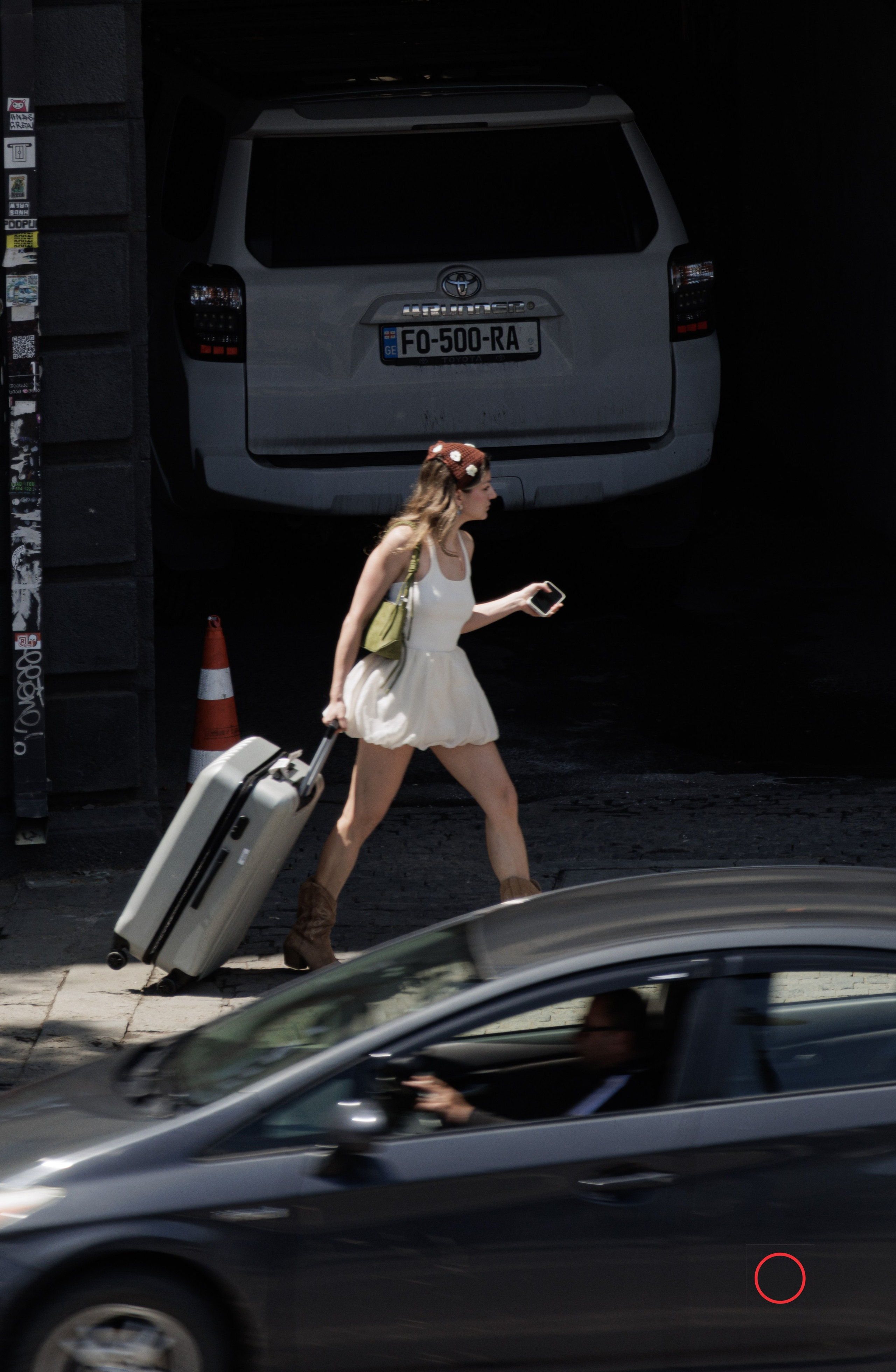 Woman in white. FramefreeMan