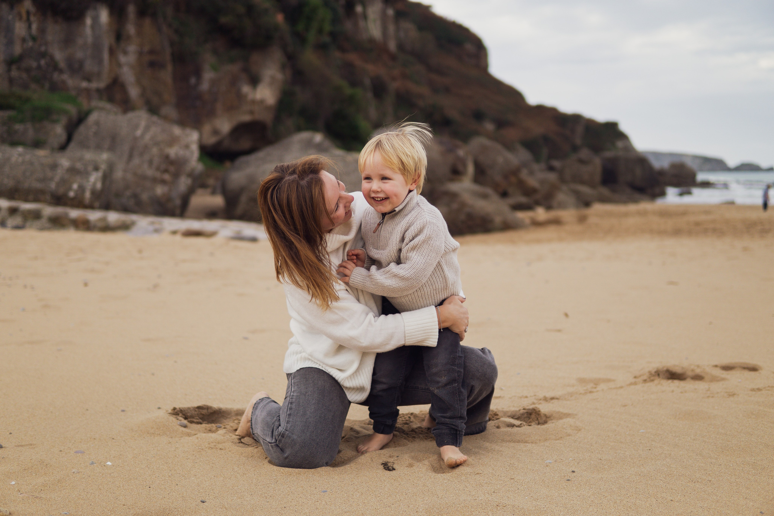 Family Beach Photo Session in Gijón, Spain — Mother and Kids at Playa de Ñora