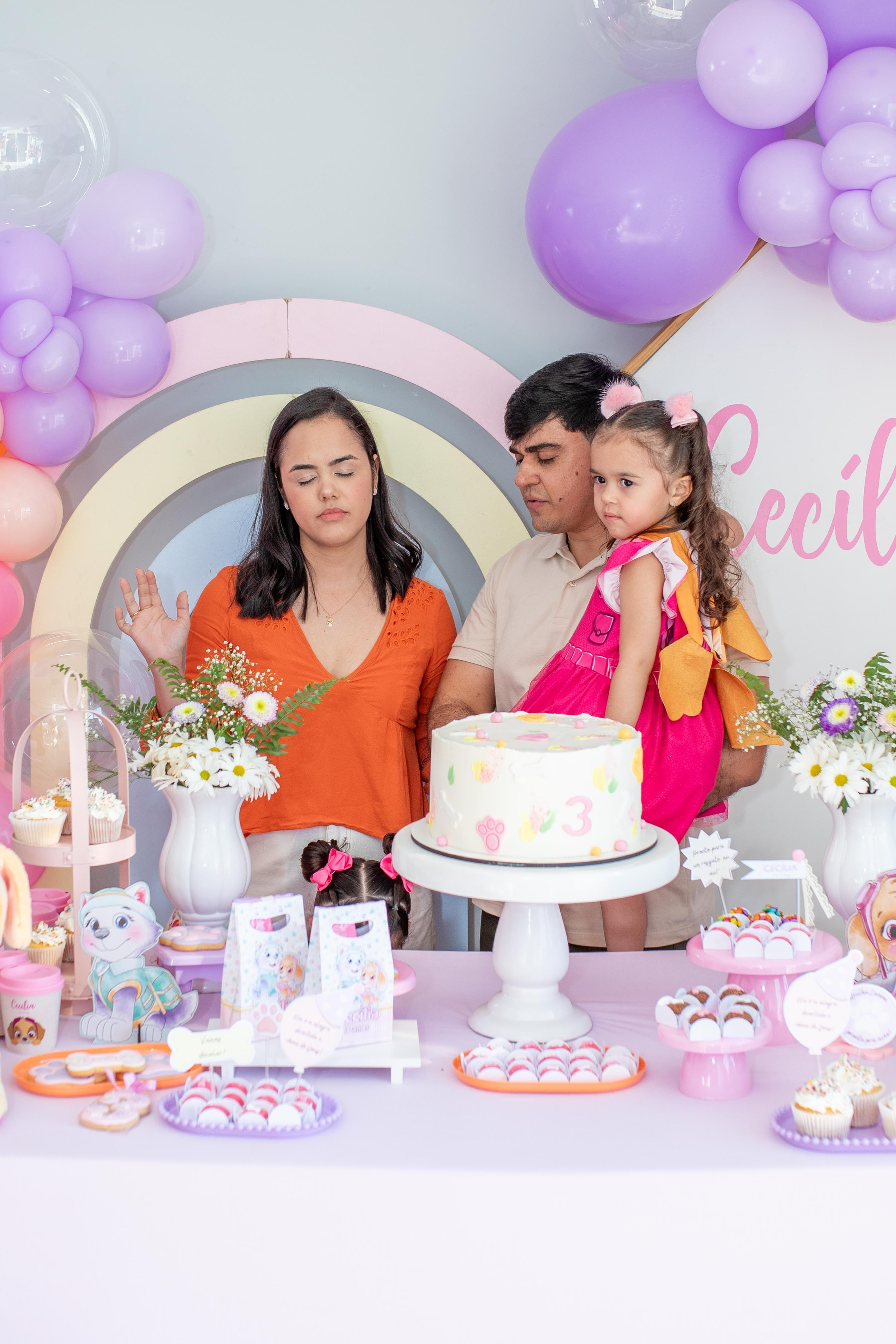 Fotografia de aniversário infantil em Joinville - Momento do parabéns e bolo por Lenofotografia