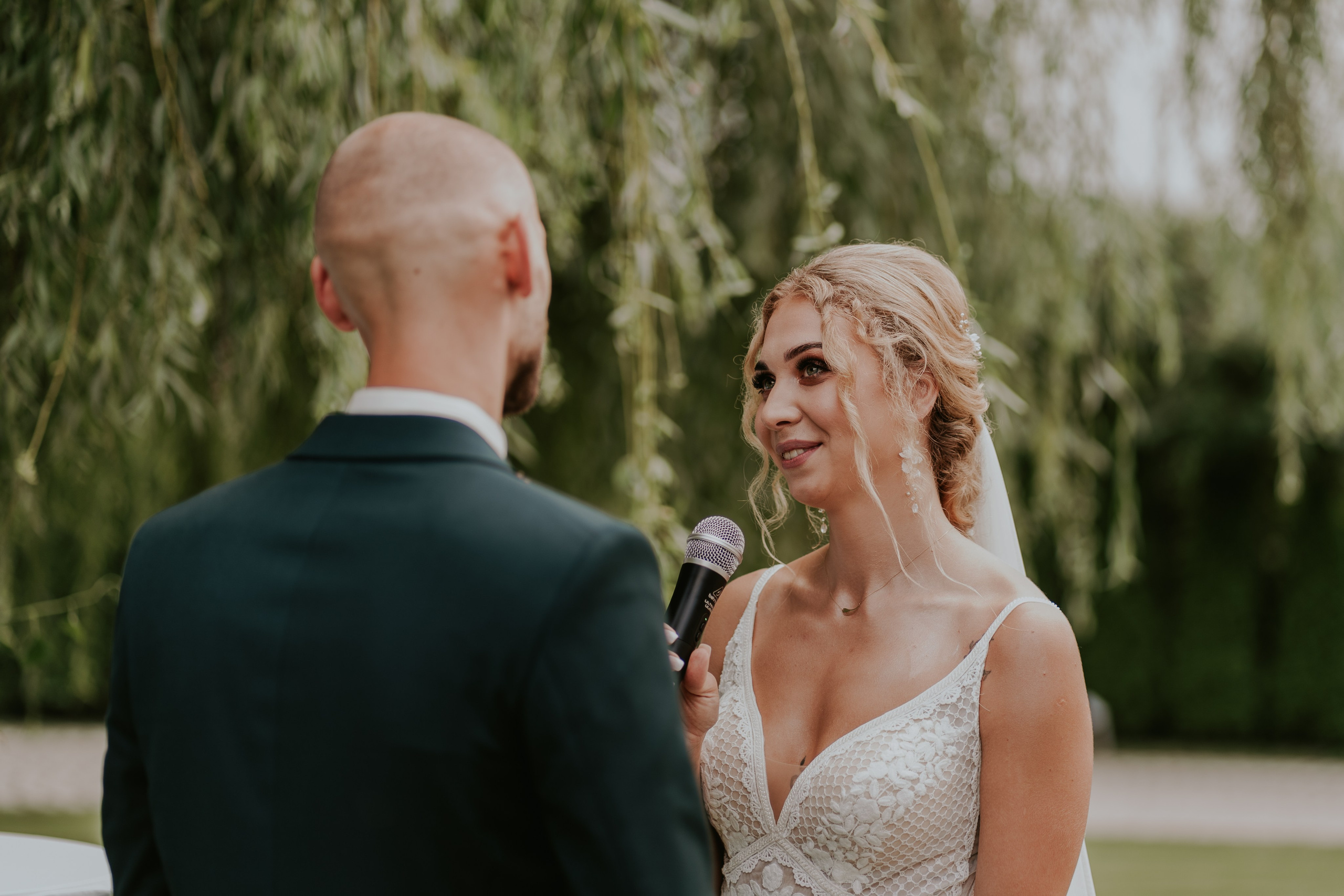 Dwór Wierzbno: plenerowy ślub pod wierzbą. Karkowskafoto - fotografia miłości