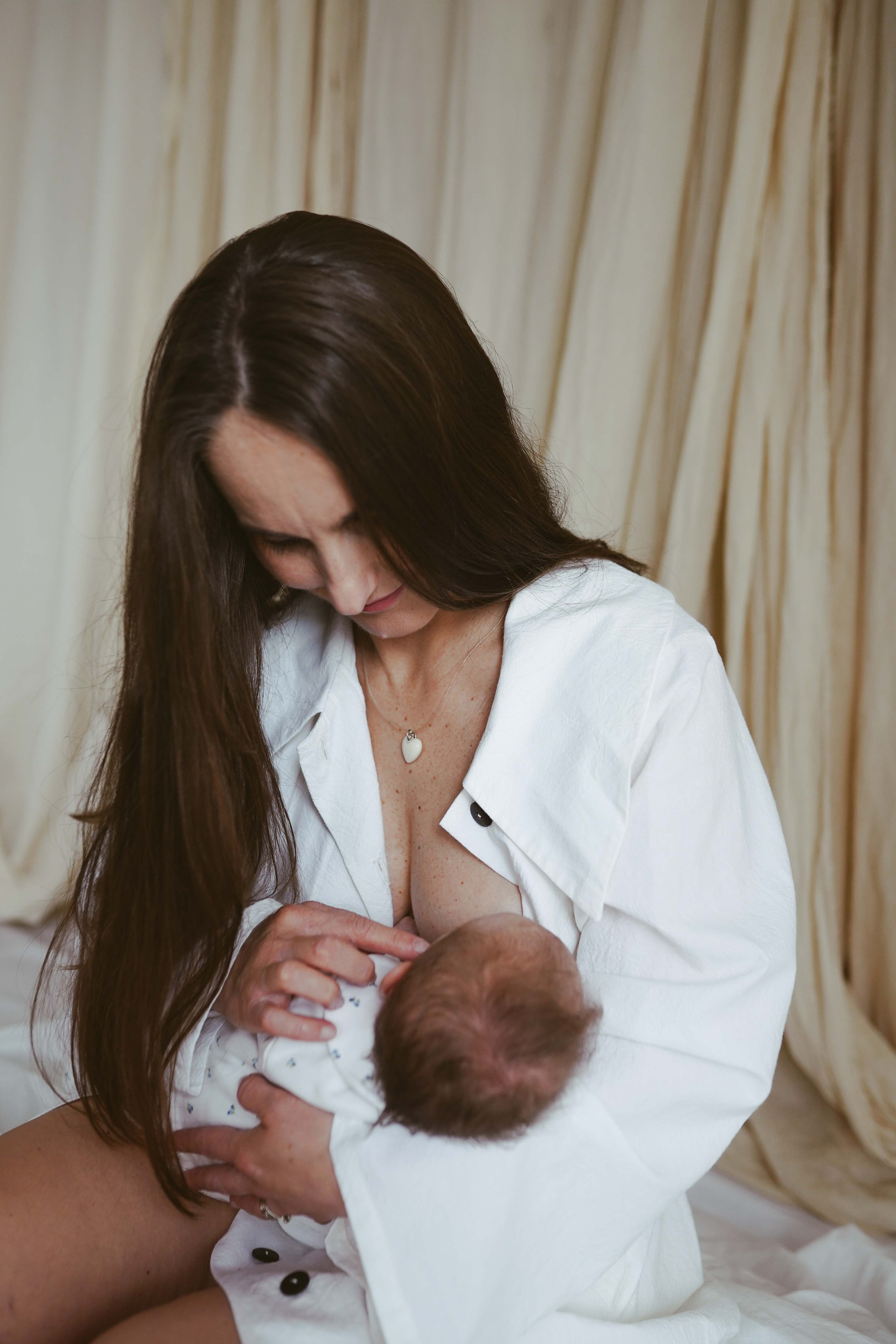 Inspira sesiune foto nou-nascut. Madalina Beda- Artist vizual, fotograf, doula la nastere, consultant babywearing Brasov si in toata tara