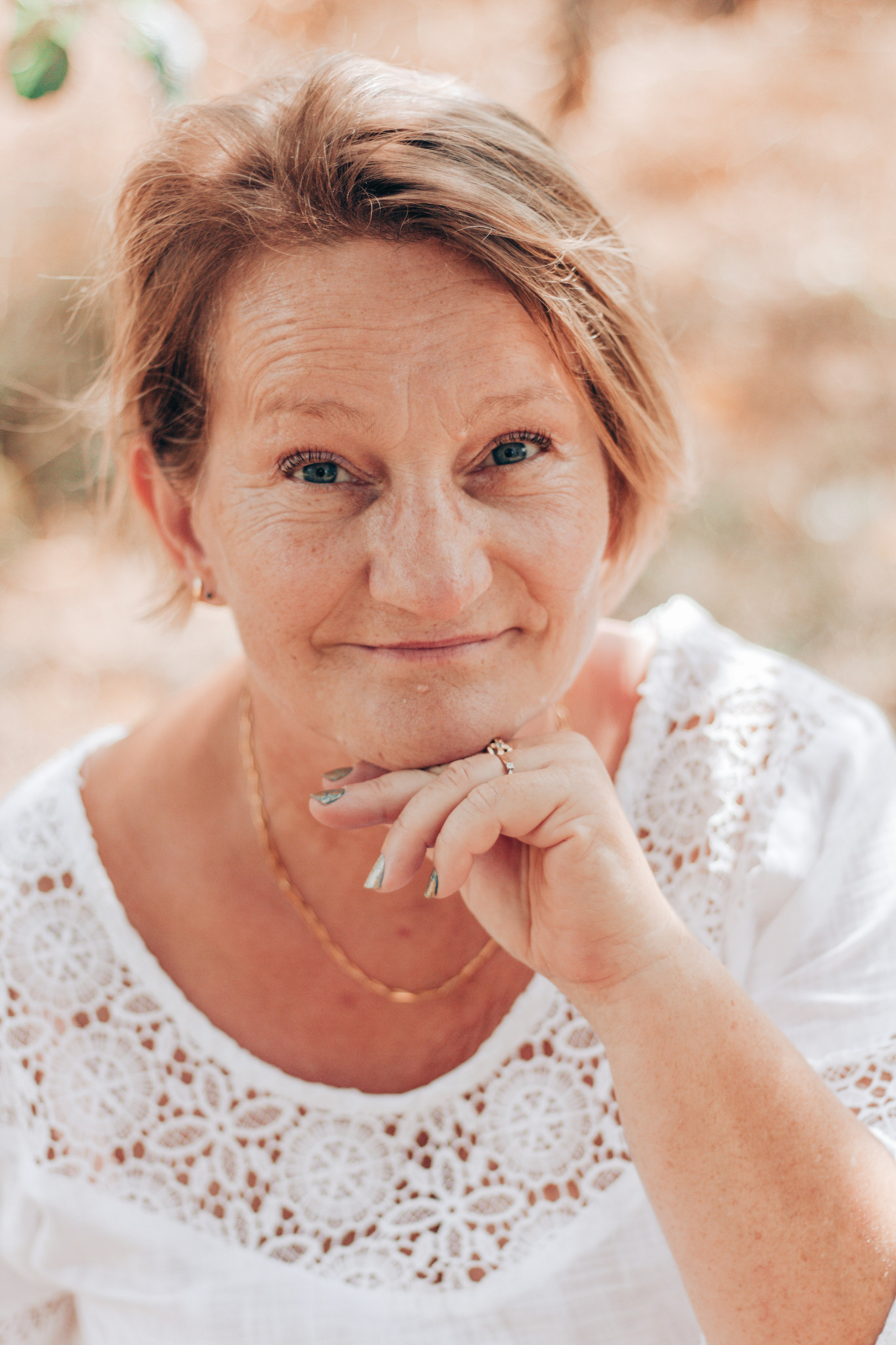 Photographe Portrait à Poitiers, Châtellerault et Tours – Capturer Votre Essence Authentique. Photographe professionnelle à Poitiers, Tours et Châtellerault | Studio photo entre Poitiers et Tours – portraits, familles, entreprises, ma