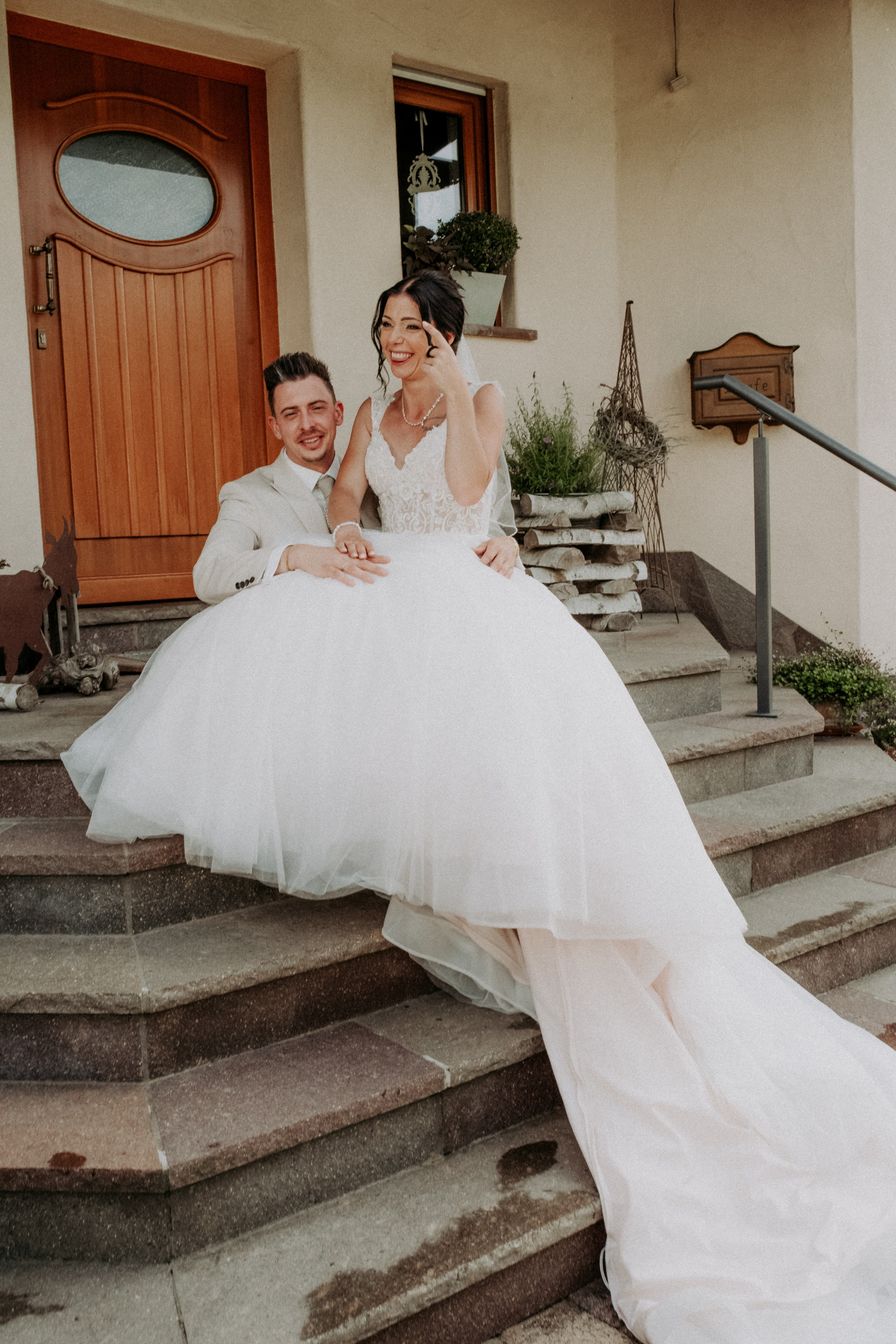 Romantisches Paarshooting im Garten des Steinfelds – Jenny & Basti in einer liebevollen Umarmung