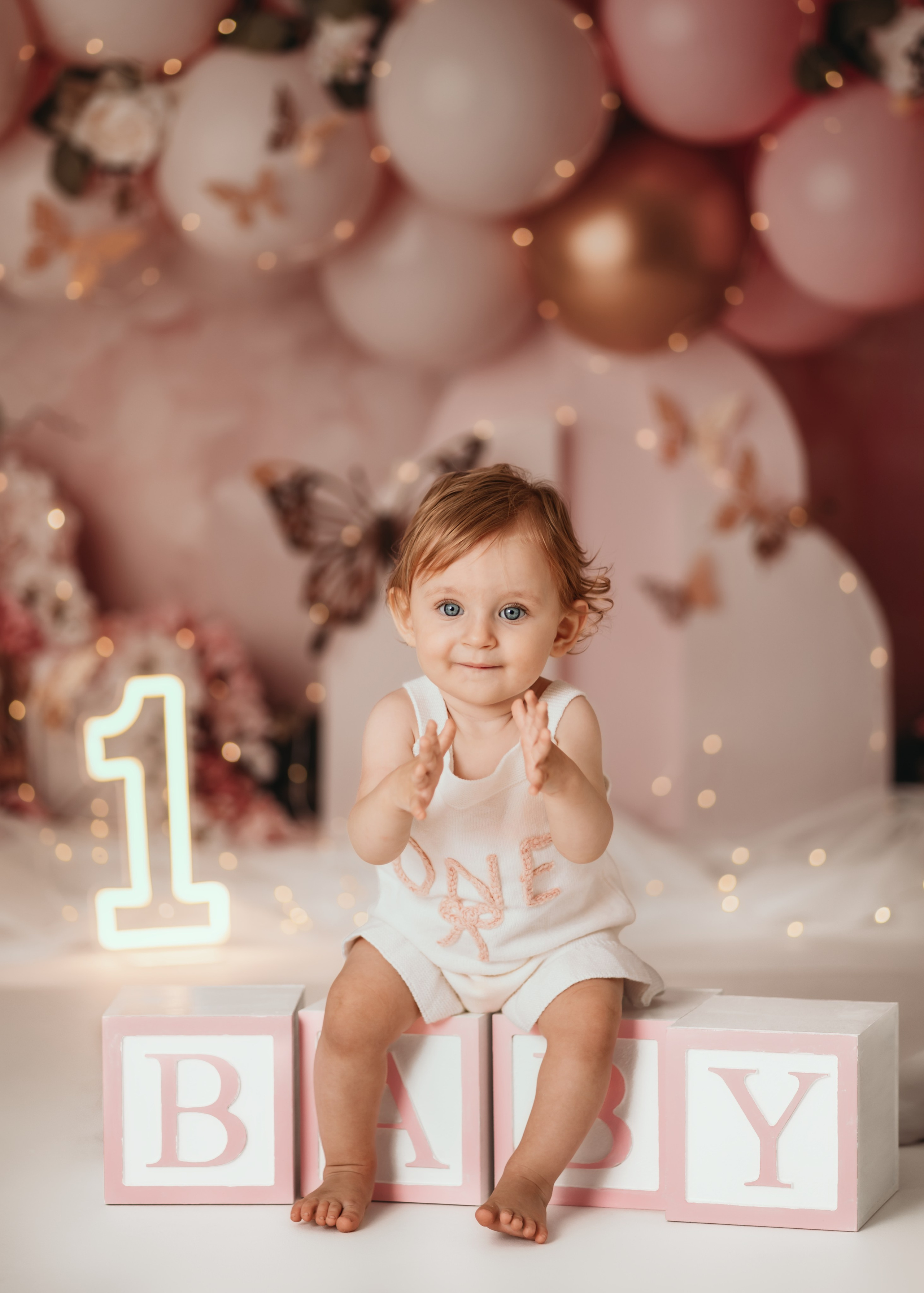 Beba u bajkovitoj scenografiji tokom fotografisanja prvog rođendana