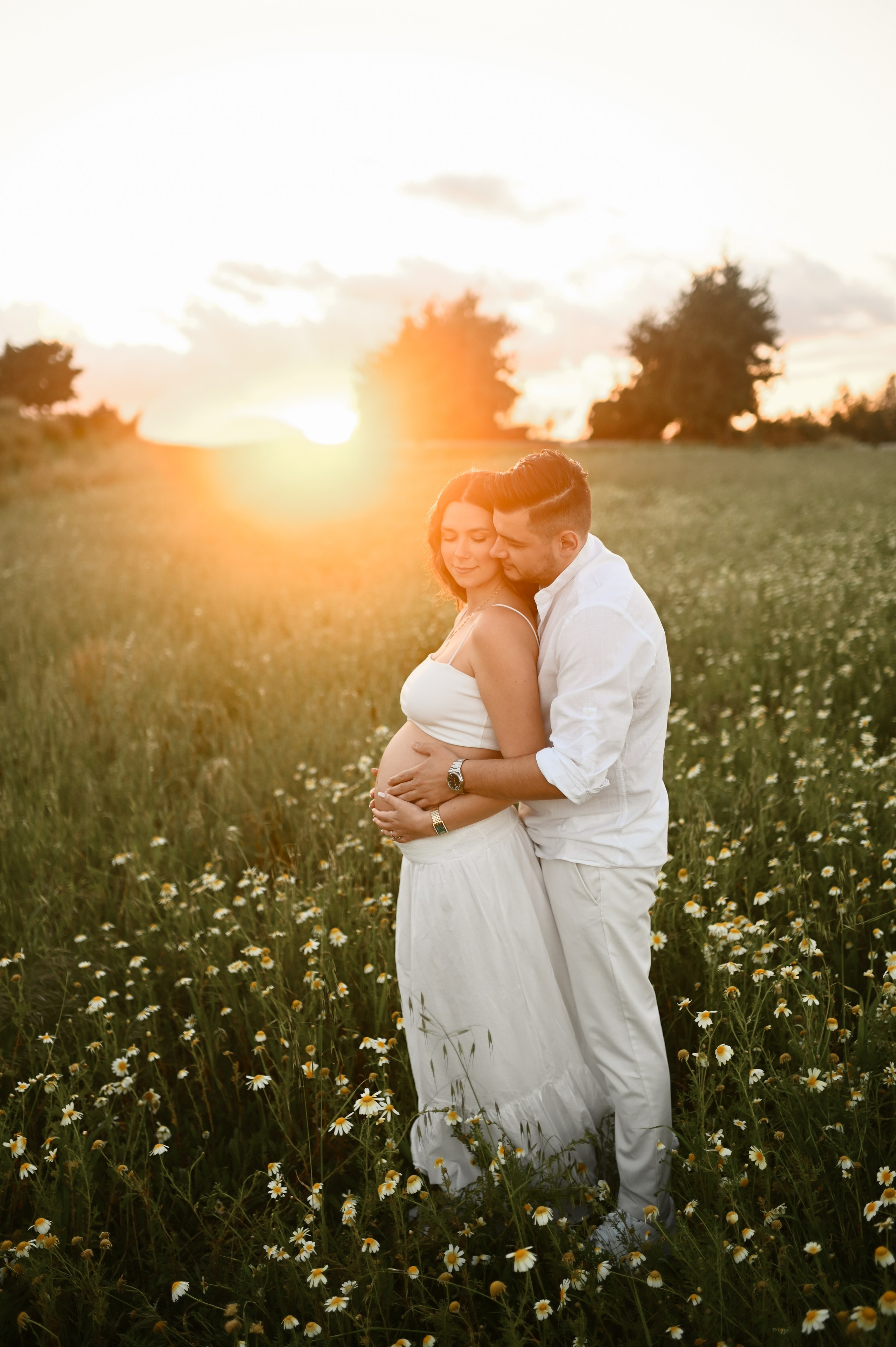 Ρομαντική φωτογράφιση εγκυμοσύνης σε χωράφι με λουλούδια. WELCOME
