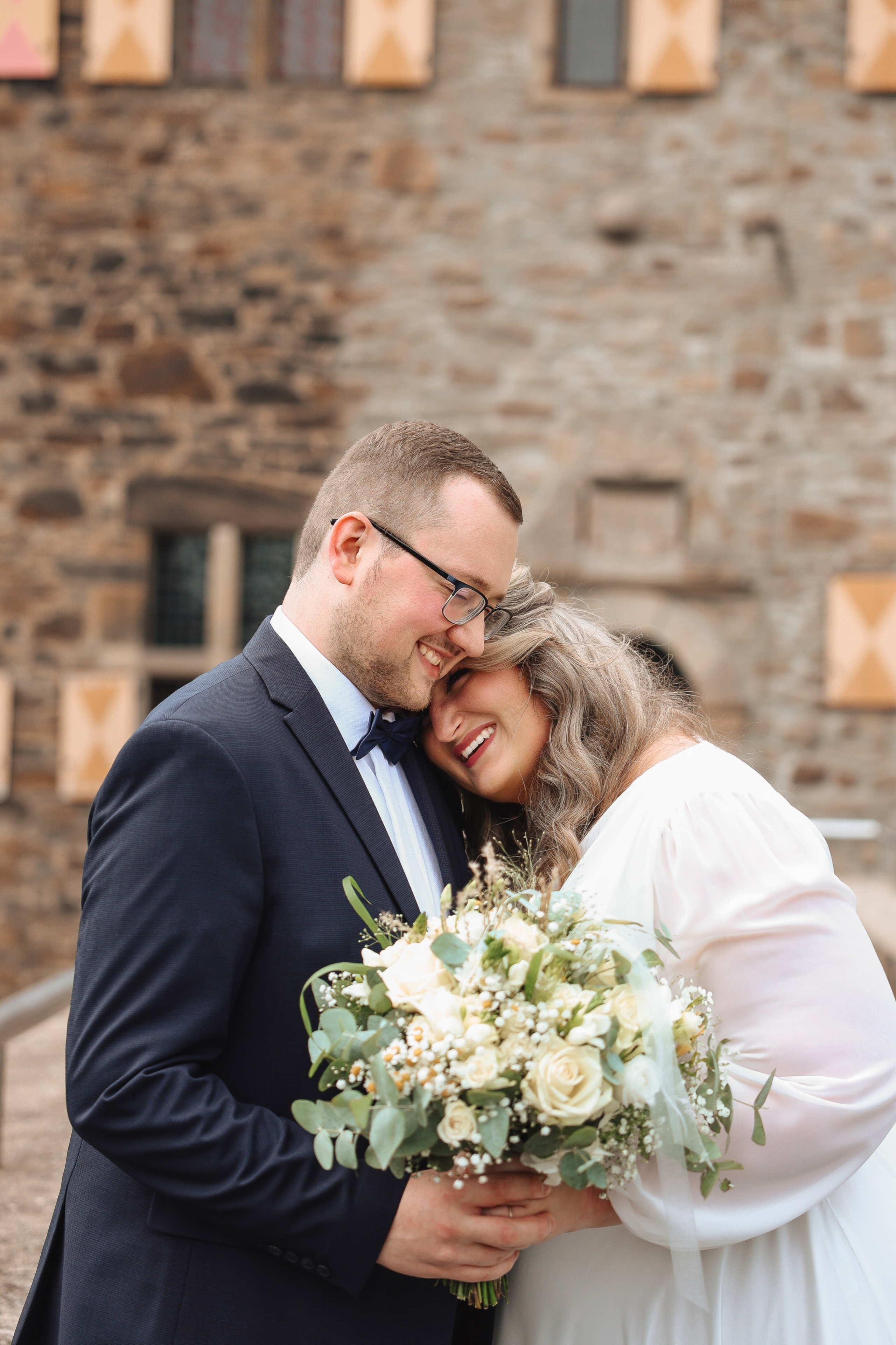 Ich bin als Hochzeitsfotograf nicht nur in Schloss Kemnade, sondern auch in vielen anderen Städten und Regionen in NRW verfügbar, darunter Recklinghausen, Hamm, Mönchengladbach, Remscheid, Hagen, Siegen, Düren, Lüdenscheid, Moers, Troisdorf, Arnsberg, Detmold, Castrop-Rauxel, Velbert, Iserlohn, Bottrop, Dinslaken, Herten, Wesel, Unna, Brühl, Euskirchen, Langenfeld, Meerbusch, Sankt Augustin und Warburg.