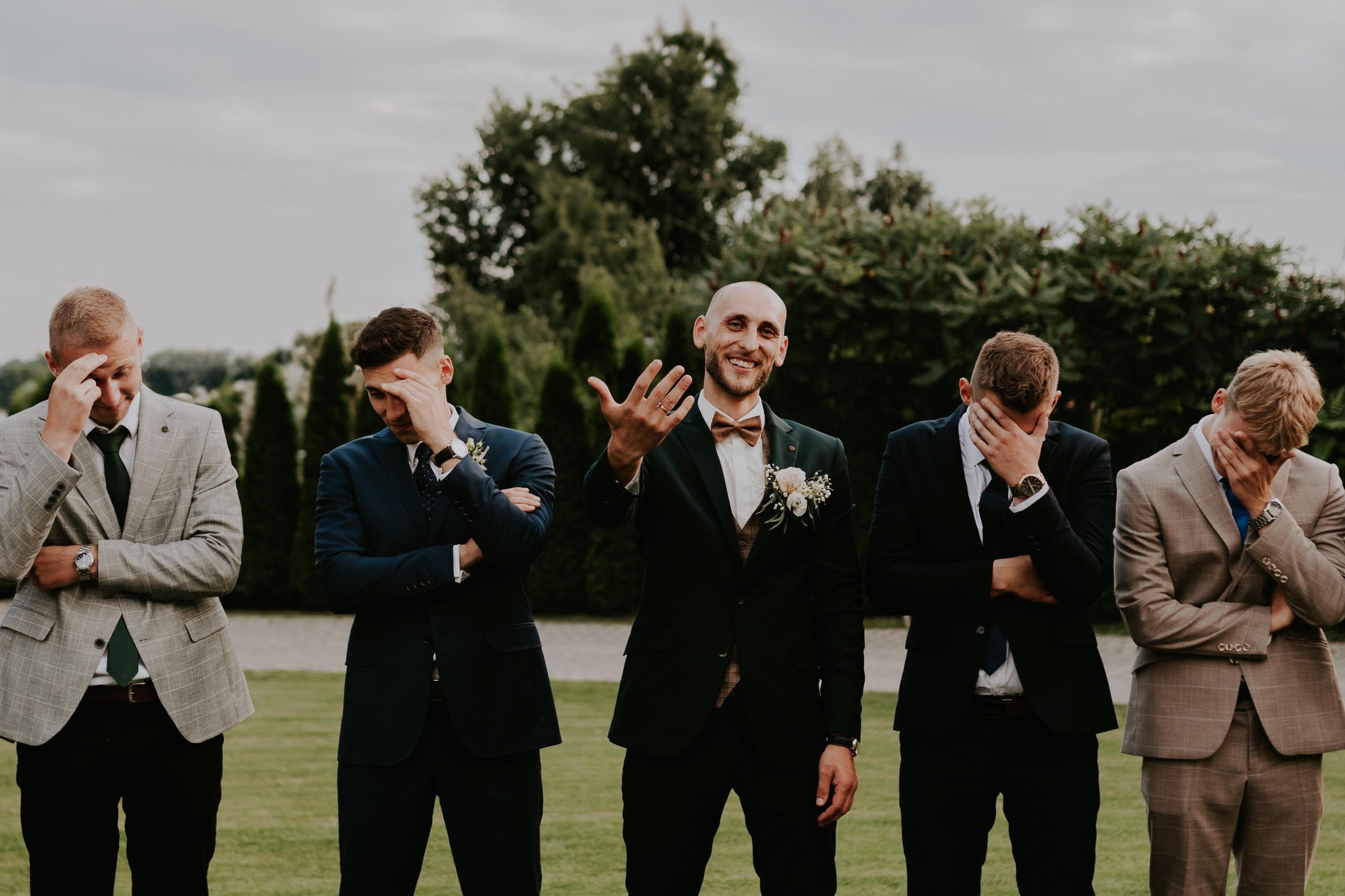 Dwór Wierzbno: plenerowy ślub pod wierzbą. Karkowskafoto - fotografia miłości