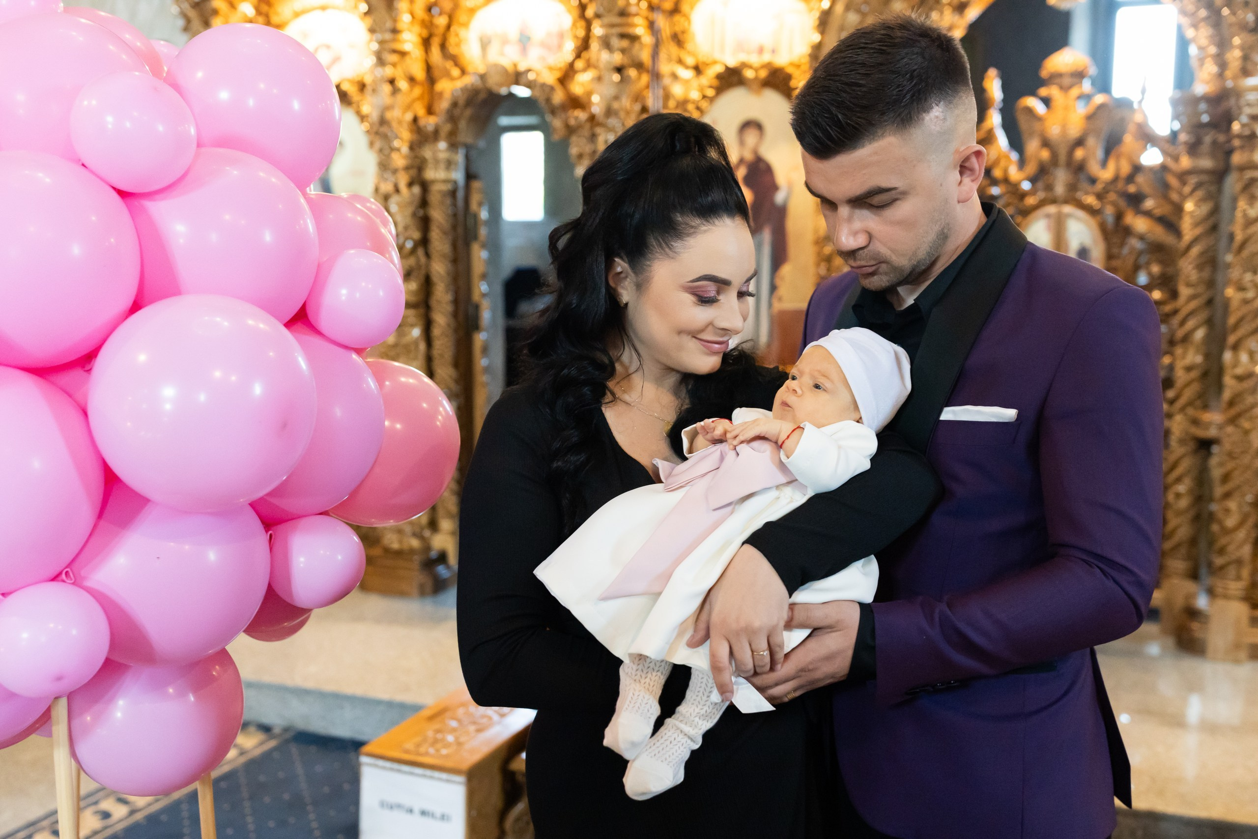 “Bebeluș botezat în biserică, ținut în brațe de nași” • “Detaliu cu lumânarea de botez decorată cu flori albe” • “Părinți emoționați alături de copilul lor la ceremonia de botez” • “Masa festivă de botez cu decor tematic și tort personalizat” • “Momentul în care preotul toarnă apă sfințită pe fruntea bebelușului” “Bebeluș în rochie albă de botez, zâmbind în brațele mamei” • “Detaliu cu cruciulița de botez așezată pe o pernă de satin” • “Părinți și nași aprinzând lumânările în timpul ceremoniei de botez” • “Tort de botez decorat cu figurine tematice și numele copilului” • “Copil botezat dormind liniștit în pătuțul decorat festiv” • “Momentul în care preotul binecuvântează copilul în fața altarului” • “Invitați adunându-se în jurul mesei festive la petrecerea de botez” • “Bebeluș ținând în mână o jucărie personalizată primită la botez” • “Familie fericită pozând împreună după ceremonia de botez” • “Decor tematic cu baloane și flori la locația petrecerii de botez” fotograf Botoșani fotograf evenimente fotograf botez Alin Chirila fotograf alinofotostudio,- Preotul ținându-l pe micuțul Mathias Gabriel la botez, în biserica Înălțarea Domnului, Copălău - Detalii de la botezul lui Mathias – lumânare, trusou și icoană - Familia lui Mathias Gabriel alături de micuț, în ziua botezului - Portret emoționant cu mama și bebelușul în brațe, în biserică,fotograf profesionist evenimente Botoșani, Iași, Suceava, Fălticeni, Bacău, Pașcani, Roman - AlinoFotoStudio by Alin Chirilă - servicii foto nuntă, botez, cununie, ședințe foto creative, albume personalizate, fotografii emoționante și calitative pentru cele mai importante momente din viață,fotograf nuntă Botoșani Alin Chirilă, ședință foto botez Iași - AlinoFotoStudio, servicii fotograf profesionist evenimente Suceava, fotograf cununie civilă Fălticeni - Alin Chirilă, album foto nuntă personalizat Bacău.“Bebeluș botezat în biserică, ținut în brațe de nași” • “Detaliu cu lumânarea de botez decorată cu flori albe” • “Părinți emoționați alături de copilul lor la ceremonia de botez” • “Masa festivă de botez cu decor tematic și tort personalizat” • “Momentul în care preotul toarnă apă sfințită pe fruntea bebelușului” “Bebeluș în rochie albă de botez, zâmbind în brațele mamei” • “Detaliu cu cruciulița de botez așezată pe o pernă de satin” • “Părinți și nași aprinzând lumânările în timpul ceremoniei de botez” • “Tort de botez decorat cu figurine tematice și numele copilului” • “Copil botezat dormind liniștit în pătuțul decorat festiv” • “Momentul în care preotul binecuvântează copilul în fața altarului” • “Invitați adunându-se în jurul mesei festive la petrecerea de botez” • “Bebeluș ținând în mână o jucărie personalizată primită la botez” • “Familie fericită pozând împreună după ceremonia de botez” • “Decor tematic cu baloane și flori la locația petrecerii de botez” fotograf Botoșani fotograf evenimente fotograf botez Alin Chirila fotograf alinofotostudio.fotograf botez Amelis Maria, fotografie botez Botoșani, fotograf Alin Chirilă, amintiri botez, fotografii botez, botez Amelis Maria, fotograf copii, fotografie botez în Botoșani,