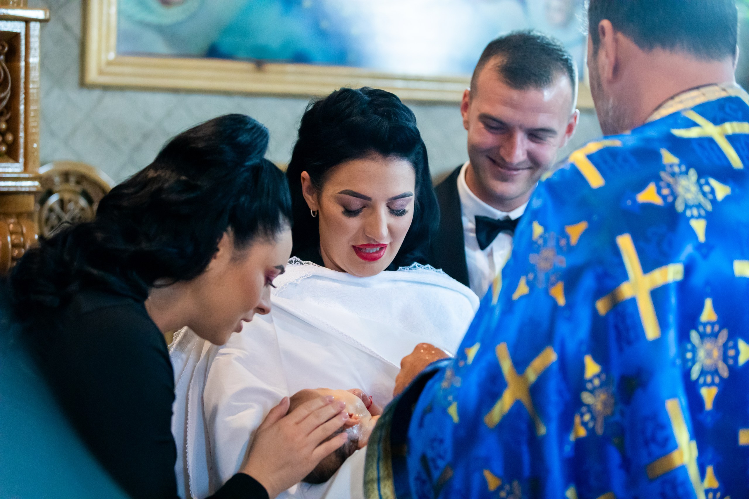 “Bebeluș botezat în biserică, ținut în brațe de nași” • “Detaliu cu lumânarea de botez decorată cu flori albe” • “Părinți emoționați alături de copilul lor la ceremonia de botez” • “Masa festivă de botez cu decor tematic și tort personalizat” • “Momentul în care preotul toarnă apă sfințită pe fruntea bebelușului” “Bebeluș în rochie albă de botez, zâmbind în brațele mamei” • “Detaliu cu cruciulița de botez așezată pe o pernă de satin” • “Părinți și nași aprinzând lumânările în timpul ceremoniei de botez” • “Tort de botez decorat cu figurine tematice și numele copilului” • “Copil botezat dormind liniștit în pătuțul decorat festiv” • “Momentul în care preotul binecuvântează copilul în fața altarului” • “Invitați adunându-se în jurul mesei festive la petrecerea de botez” • “Bebeluș ținând în mână o jucărie personalizată primită la botez” • “Familie fericită pozând împreună după ceremonia de botez” • “Decor tematic cu baloane și flori la locația petrecerii de botez” fotograf Botoșani fotograf evenimente fotograf botez Alin Chirila fotograf alinofotostudio,- Preotul ținându-l pe micuțul Mathias Gabriel la botez, în biserica Înălțarea Domnului, Copălău - Detalii de la botezul lui Mathias – lumânare, trusou și icoană - Familia lui Mathias Gabriel alături de micuț, în ziua botezului - Portret emoționant cu mama și bebelușul în brațe, în biserică,fotograf profesionist evenimente Botoșani, Iași, Suceava, Fălticeni, Bacău, Pașcani, Roman - AlinoFotoStudio by Alin Chirilă - servicii foto nuntă, botez, cununie, ședințe foto creative, albume personalizate, fotografii emoționante și calitative pentru cele mai importante momente din viață,fotograf nuntă Botoșani Alin Chirilă, ședință foto botez Iași - AlinoFotoStudio, servicii fotograf profesionist evenimente Suceava, fotograf cununie civilă Fălticeni - Alin Chirilă, album foto nuntă personalizat Bacău.“Bebeluș botezat în biserică, ținut în brațe de nași” • “Detaliu cu lumânarea de botez decorată cu flori albe” • “Părinți emoționați alături de copilul lor la ceremonia de botez” • “Masa festivă de botez cu decor tematic și tort personalizat” • “Momentul în care preotul toarnă apă sfințită pe fruntea bebelușului” “Bebeluș în rochie albă de botez, zâmbind în brațele mamei” • “Detaliu cu cruciulița de botez așezată pe o pernă de satin” • “Părinți și nași aprinzând lumânările în timpul ceremoniei de botez” • “Tort de botez decorat cu figurine tematice și numele copilului” • “Copil botezat dormind liniștit în pătuțul decorat festiv” • “Momentul în care preotul binecuvântează copilul în fața altarului” • “Invitați adunându-se în jurul mesei festive la petrecerea de botez” • “Bebeluș ținând în mână o jucărie personalizată primită la botez” • “Familie fericită pozând împreună după ceremonia de botez” • “Decor tematic cu baloane și flori la locația petrecerii de botez” fotograf Botoșani fotograf evenimente fotograf botez Alin Chirila fotograf alinofotostudio.fotograf botez Amelis Maria, fotografie botez Botoșani, fotograf Alin Chirilă, amintiri botez, fotografii botez, botez Amelis Maria, fotograf copii, fotografie botez în Botoșani,