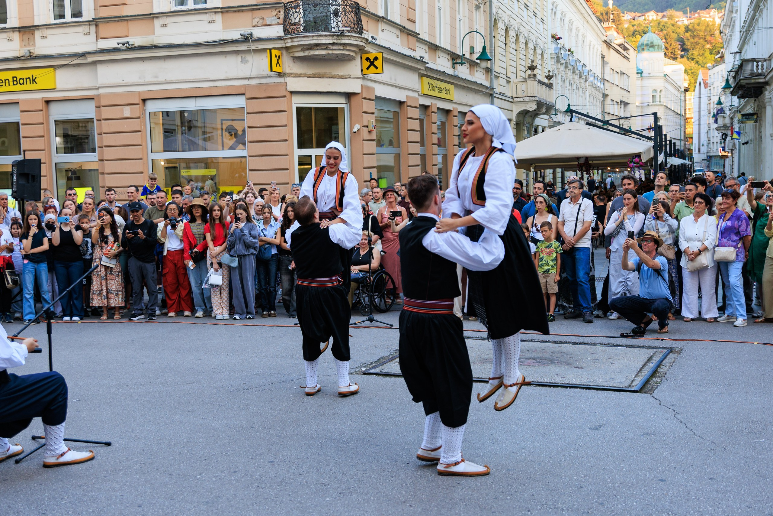 Profesionalna fotografija folklornog nastupa KUD-a Baščaršija u Sarajevu.